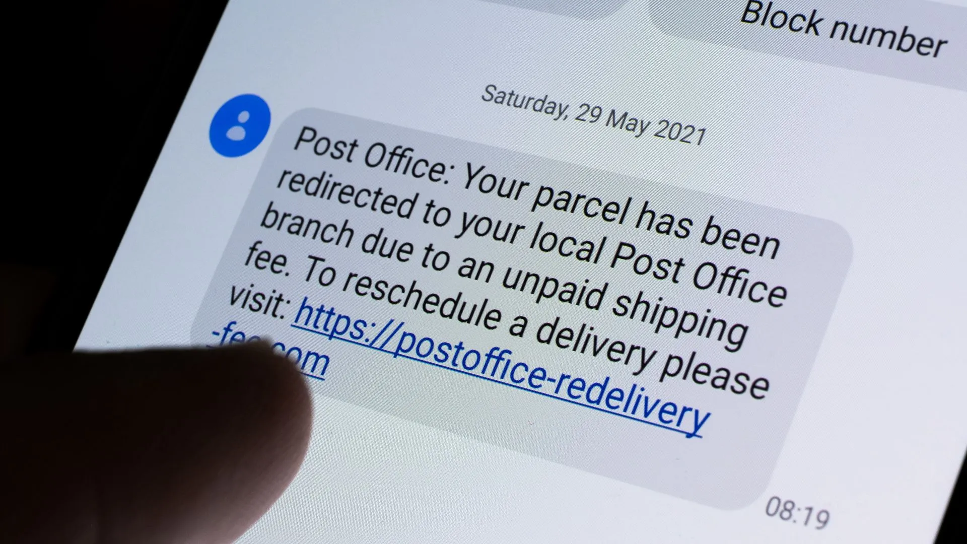Ảnh chụp màn hình tin nhắn SMS lừa đảo thông báo về việc giao hàng, thường gặp trong các chiêu trò lừa đảo giao vận.