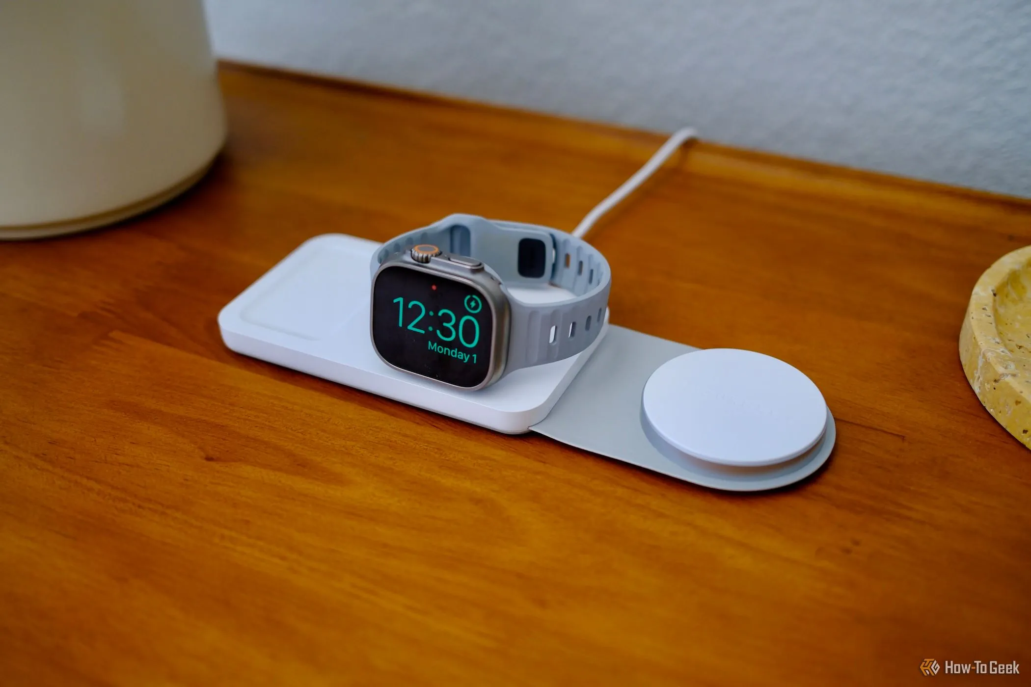Apple Watch đang sạc trên đế Journey Swiv 3 trong 1, thể hiện quá trình phục hồi năng lượng và sẵn sàng cho những trải nghiệm bên ngoài.