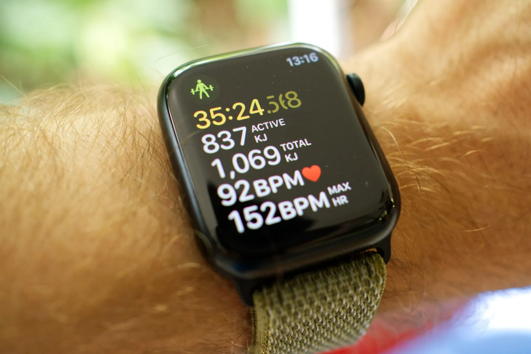 Apple Watch Series 8 đang theo dõi buổi tập luyện sức bền.