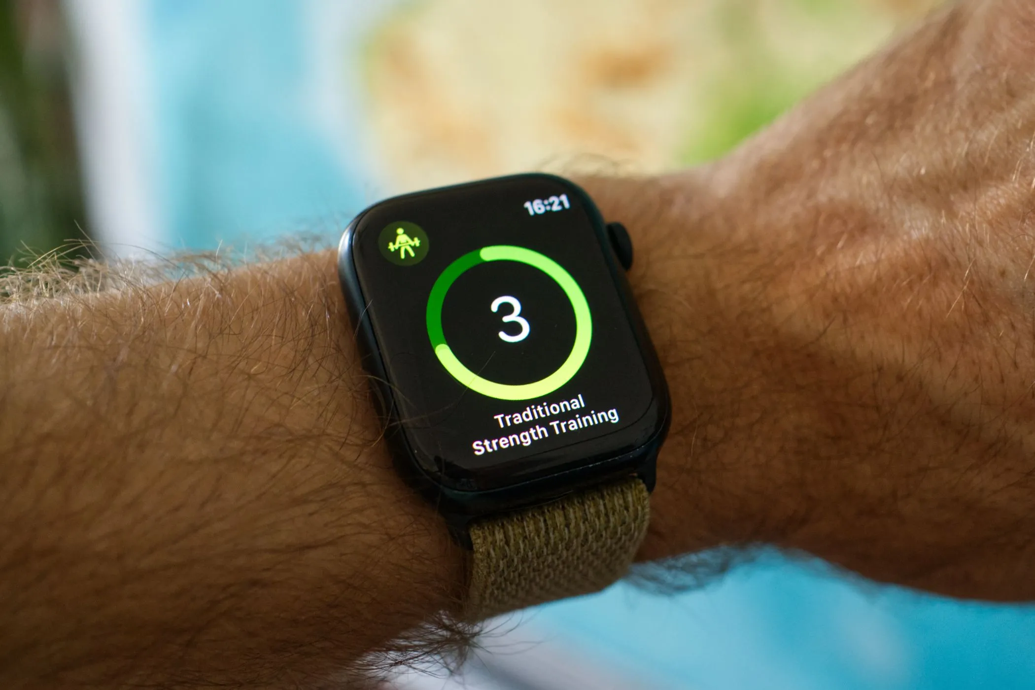 Apple Watch Series 8 khởi động chế độ tập luyện sức mạnh, minh họa tính năng theo dõi hoạt động thể chất quan trọng của thiết bị.