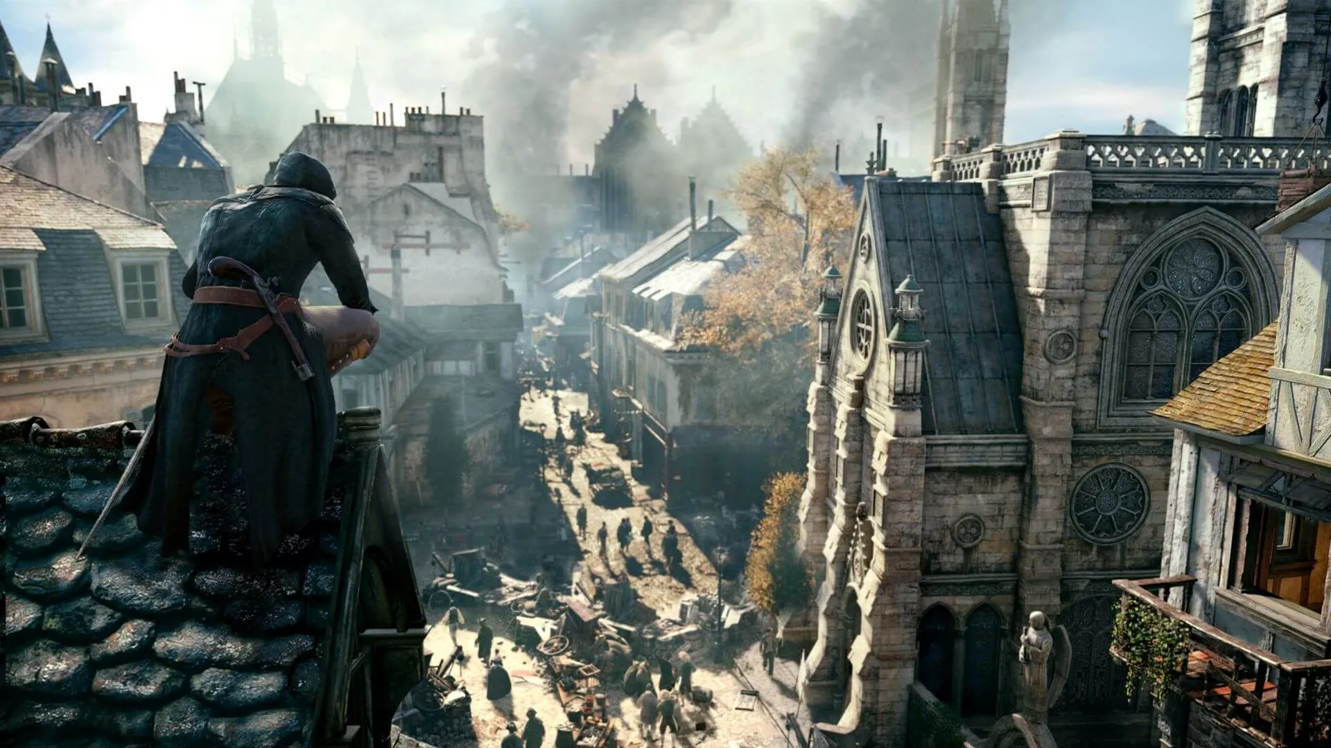 Arno Dorian đứng trên mái nhà nhìn xuống quảng trường đông đúc của Paris thời Cách mạng Pháp trong Assassin's Creed Unity