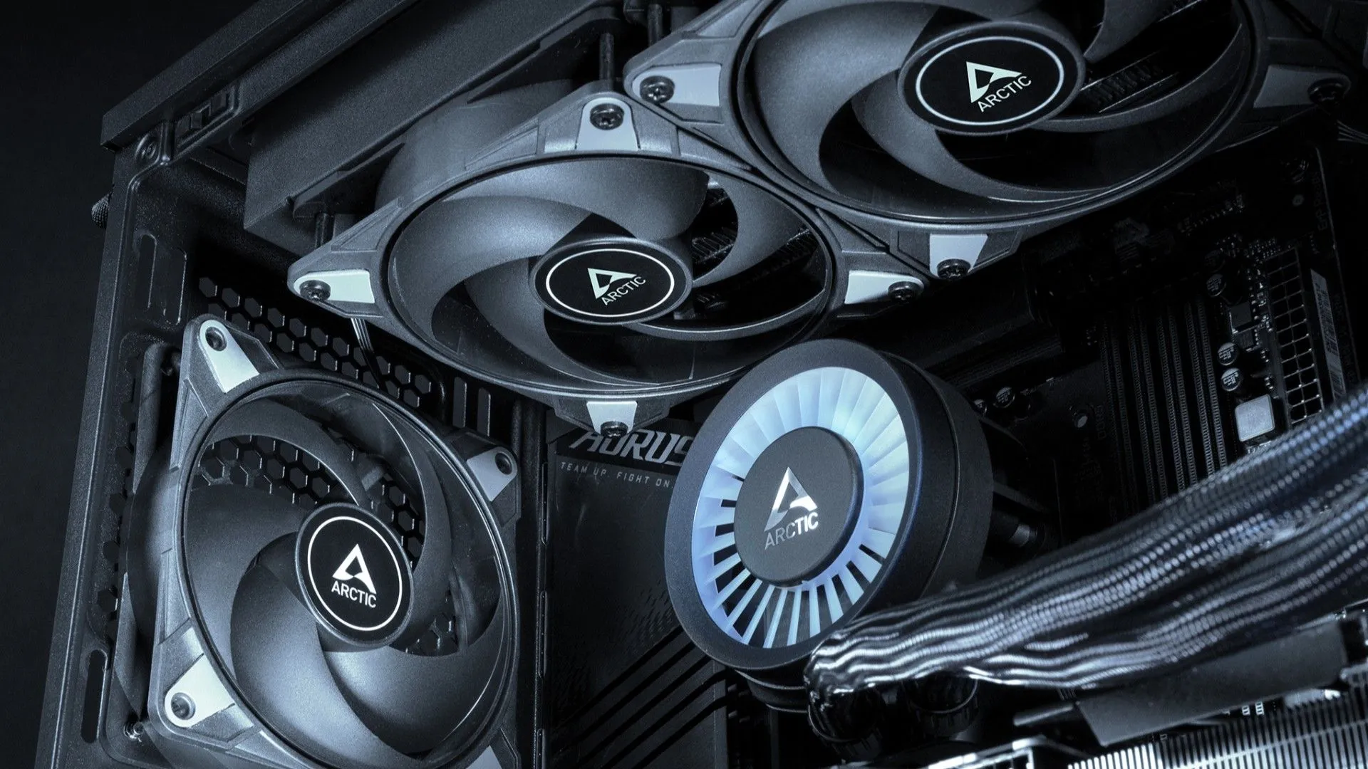 Ba quạt ARCTIC P12 Max màu đen được lắp đặt bên trong một vỏ case máy tính, thể hiện luồng khí mạnh mẽ.