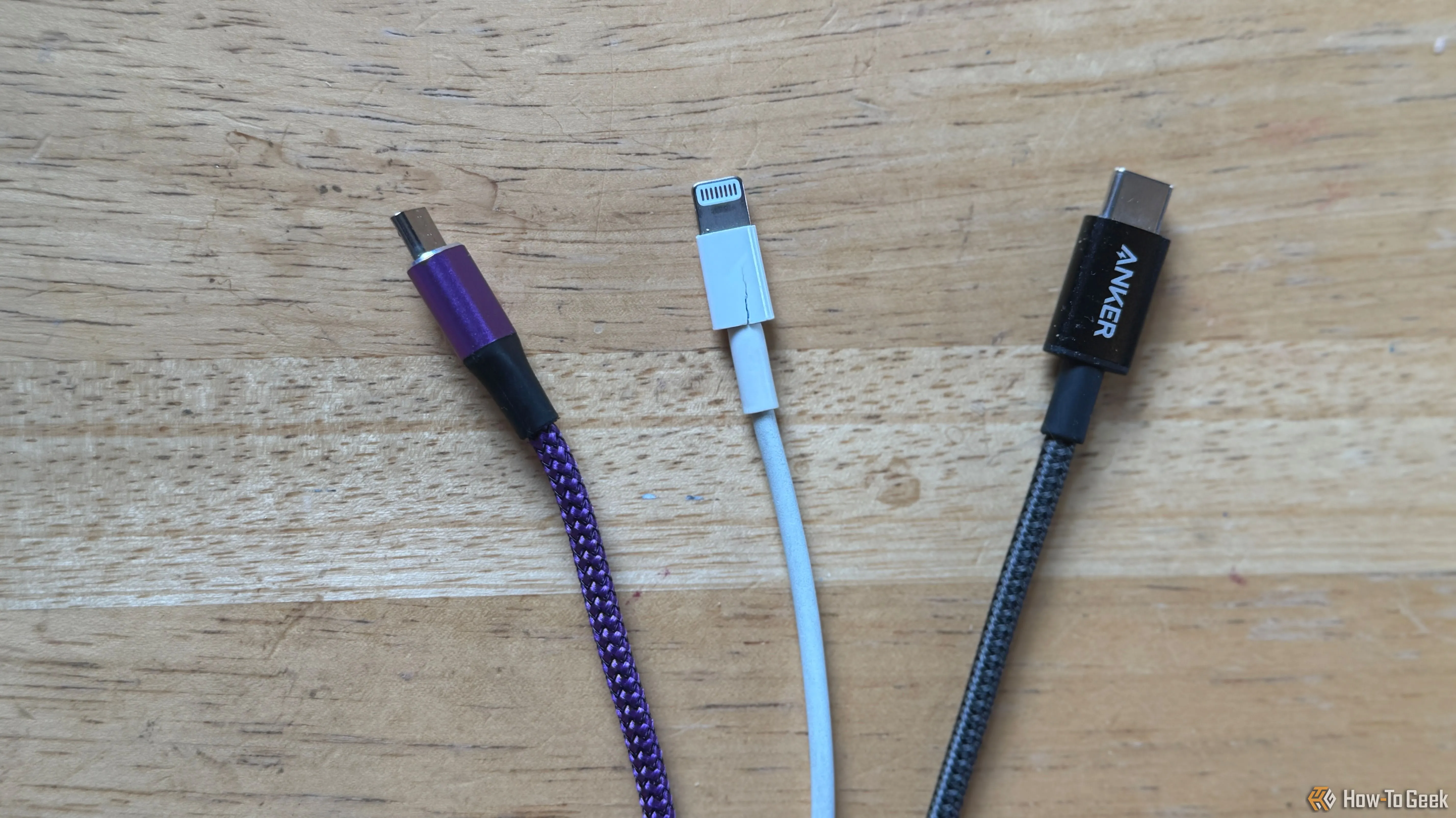 Ba sợi cáp sạc với màu sắc khác biệt: cáp Micro-USB màu tím, cáp Lightning màu trắng và cáp USB-C màu xám, minh họa phương pháp phân biệt cáp hiệu quả.