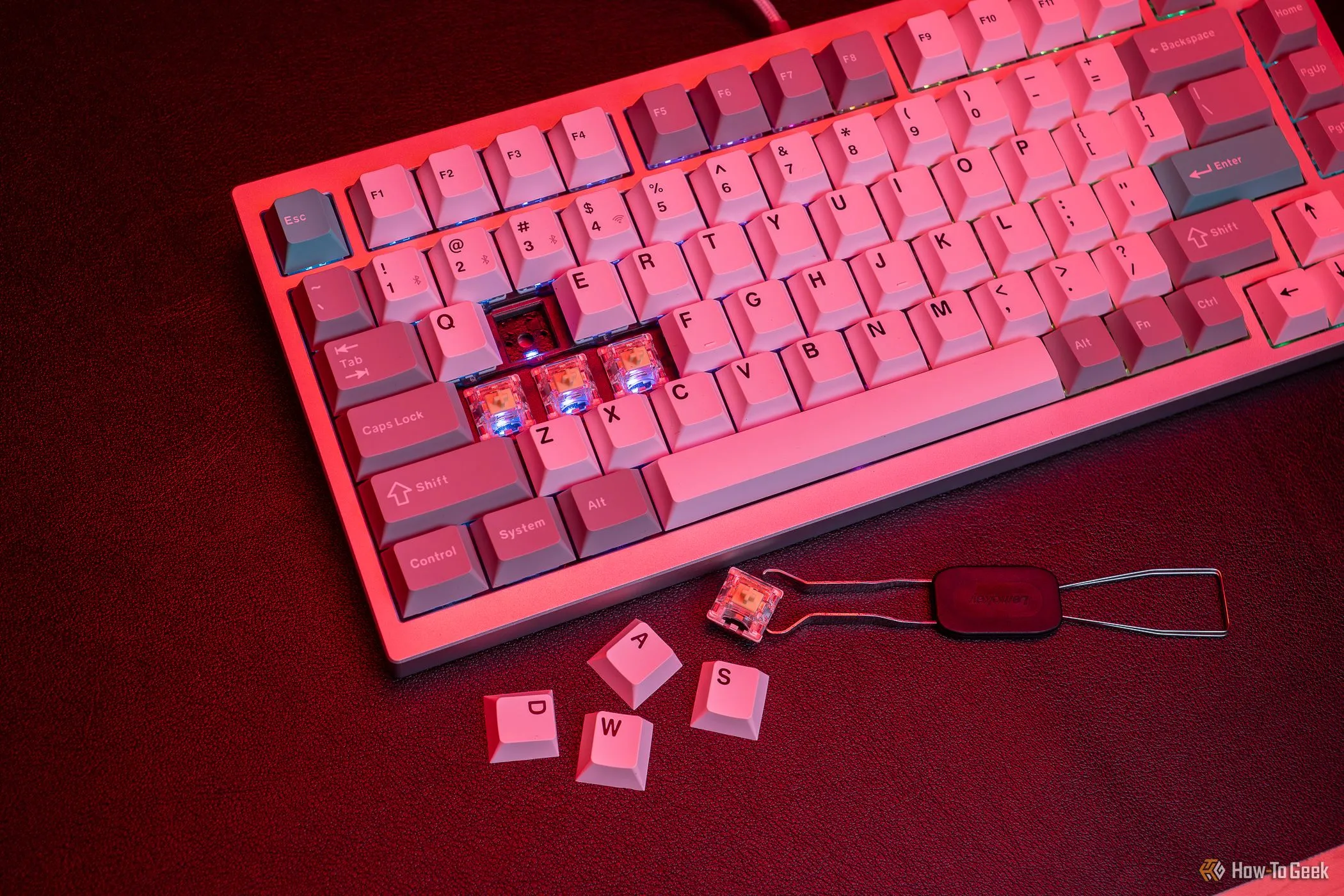 Bàn phím cơ Keychron Lemokey P1 với các keycap đã tháo rời, minh họa khả năng tùy biến của bàn phím gaming.
