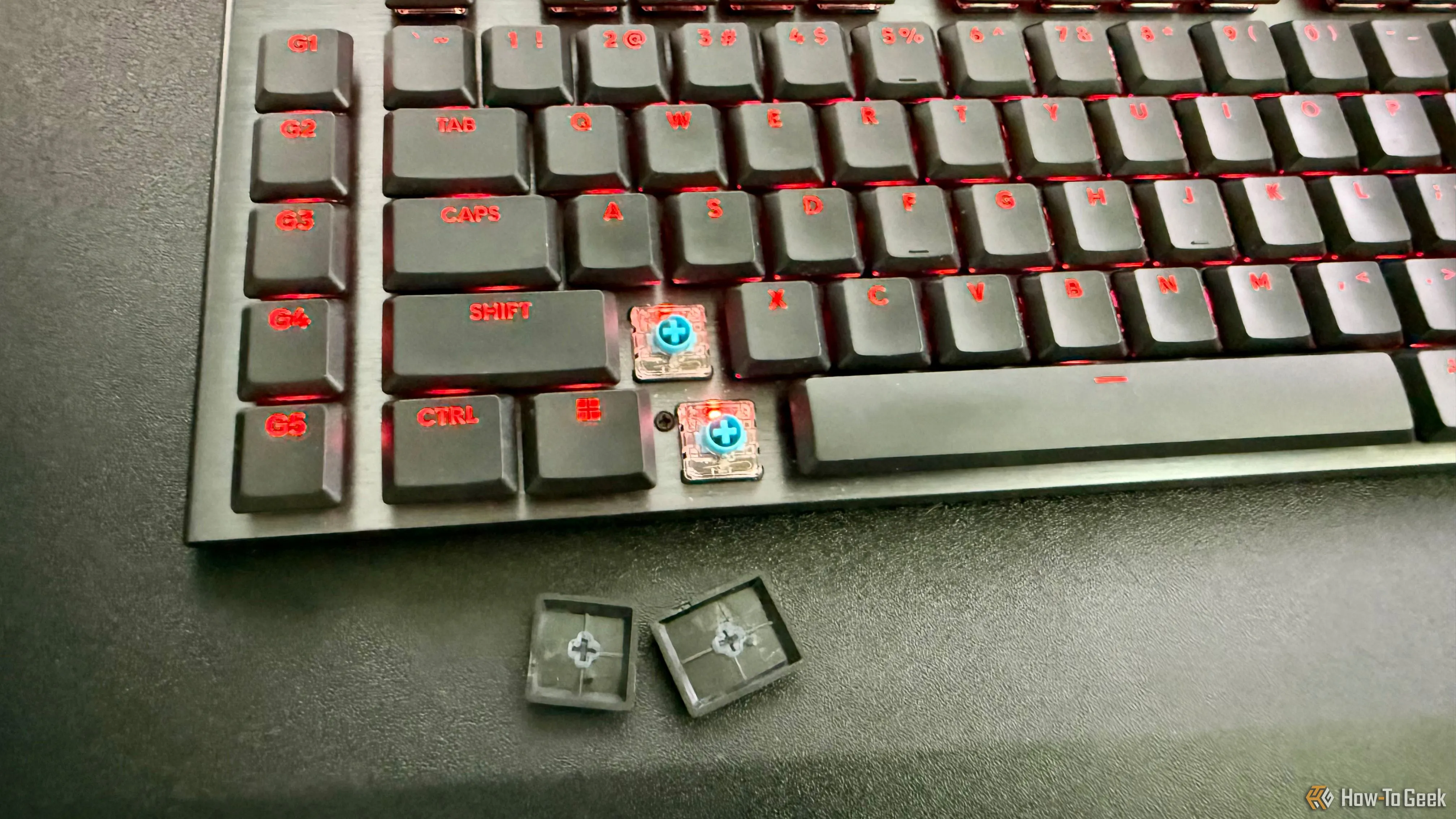 Bàn phím cơ Logitech G915 X Lightspeed với hai keycap được tháo ra, cho thấy cấu trúc switch GL low-profile