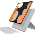 Bàn phím Logitech Flip Folio màu xám nhạt cùng chân đế đa năng và iPad, minh họa thiết kế tách rời và linh hoạt