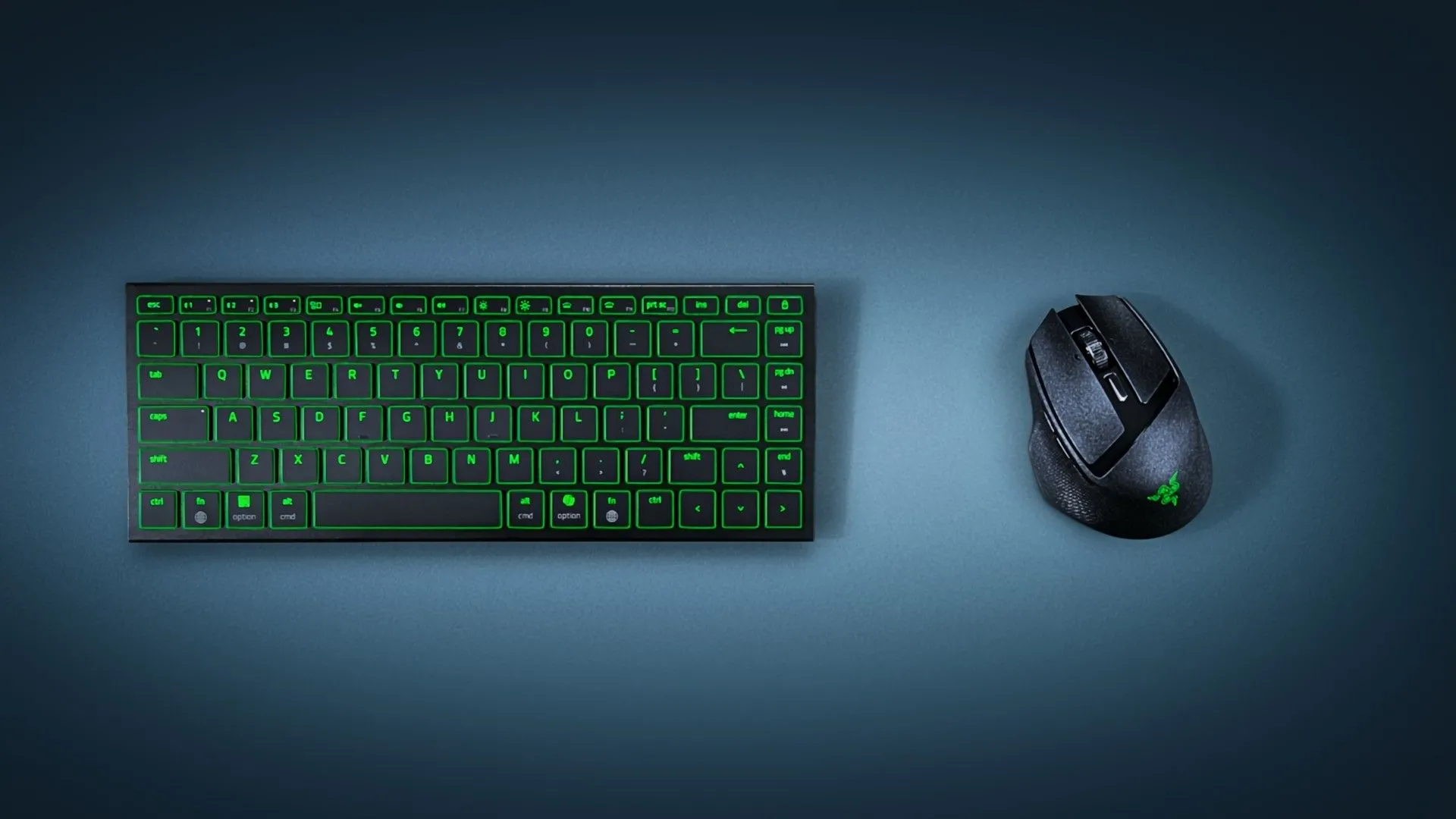 Bàn phím Razer Joro và chuột Basilisk Mobile trên bàn làm việc