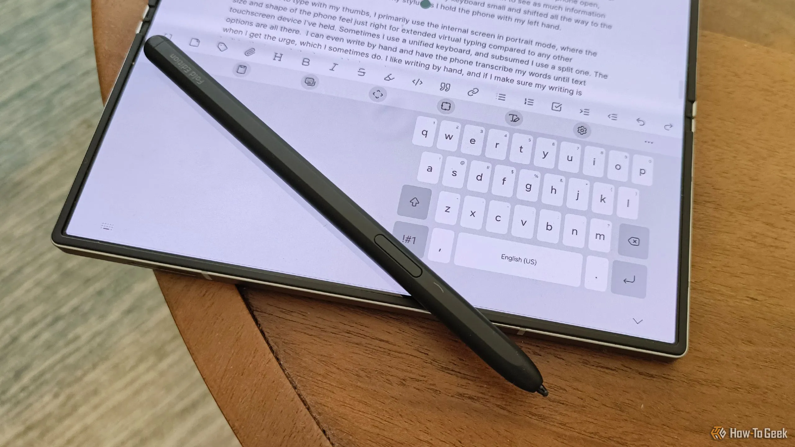 Bàn phím Samsung được căn chỉnh lệch trên màn hình lớn của Galaxy Z Fold 6, tối ưu cho một tay