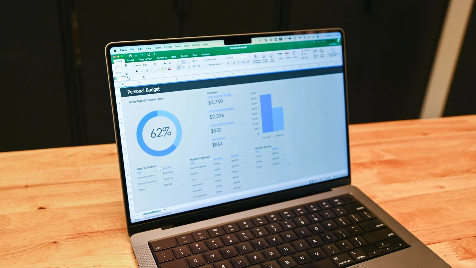 Bảng tính ngân sách cá nhân hiển thị trên màn hình laptop, minh họa việc quản lý tài chính số.