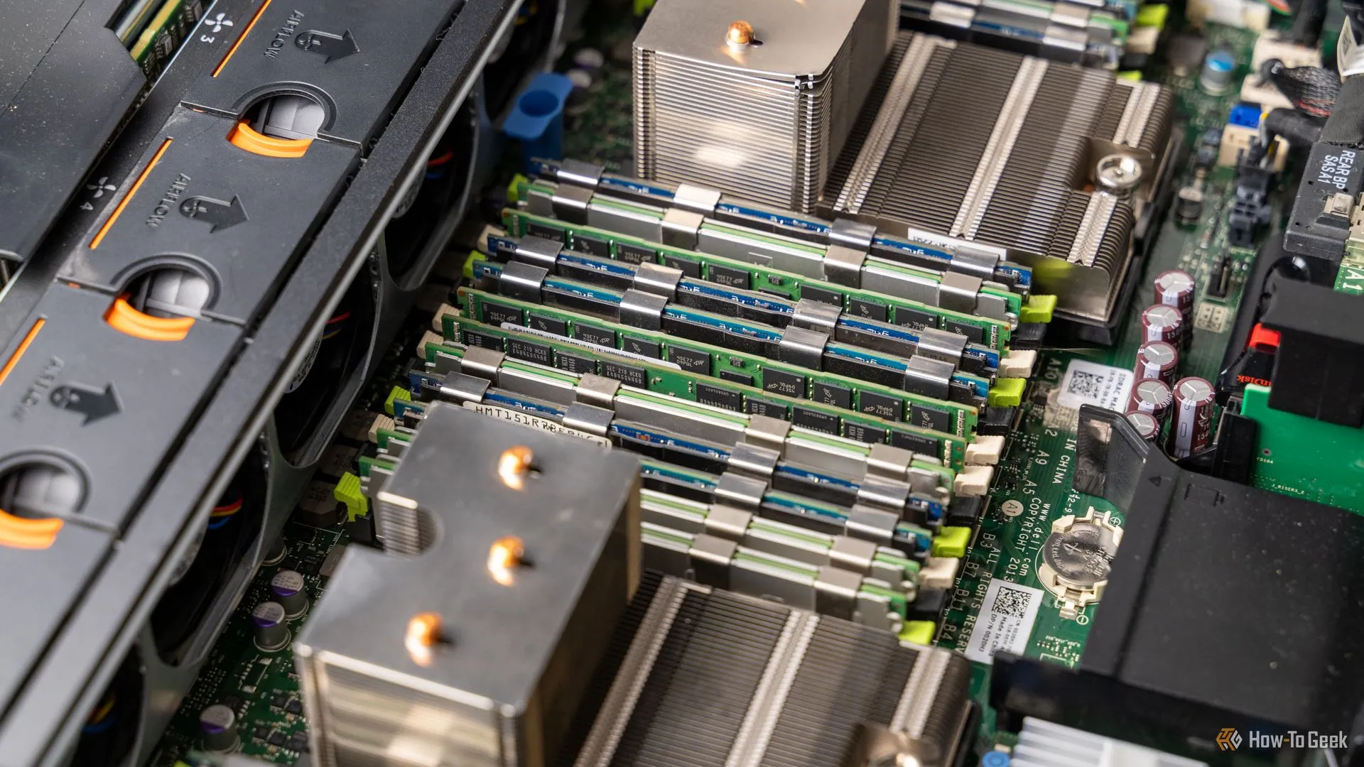 Bên trong một máy chủ lưu trữ Dell R720xd với tất cả các khe cắm RAM được lấp đầy.