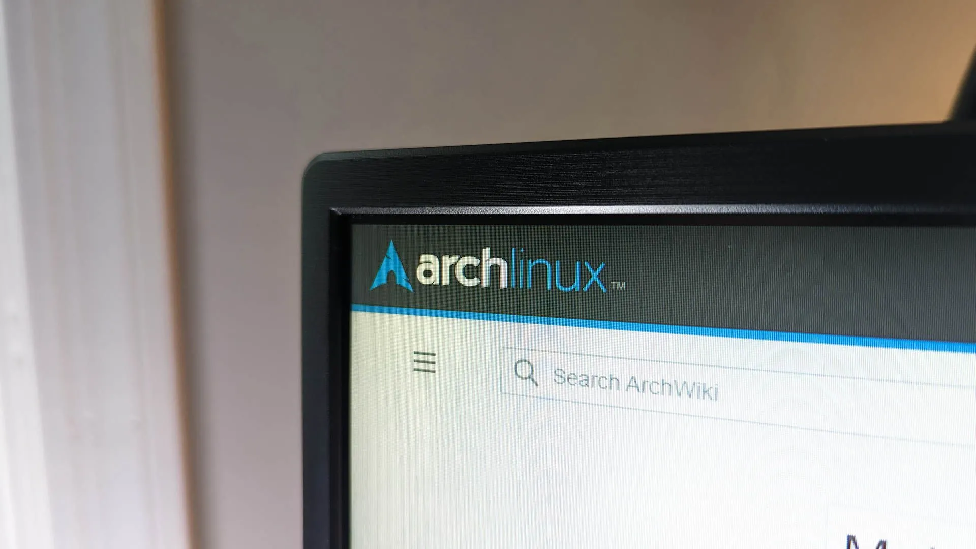 Biểu tượng Arch Linux trên trang web ArchWiki, minh họa hệ điều hành cần tài nguyên khi chạy trên máy ảo.