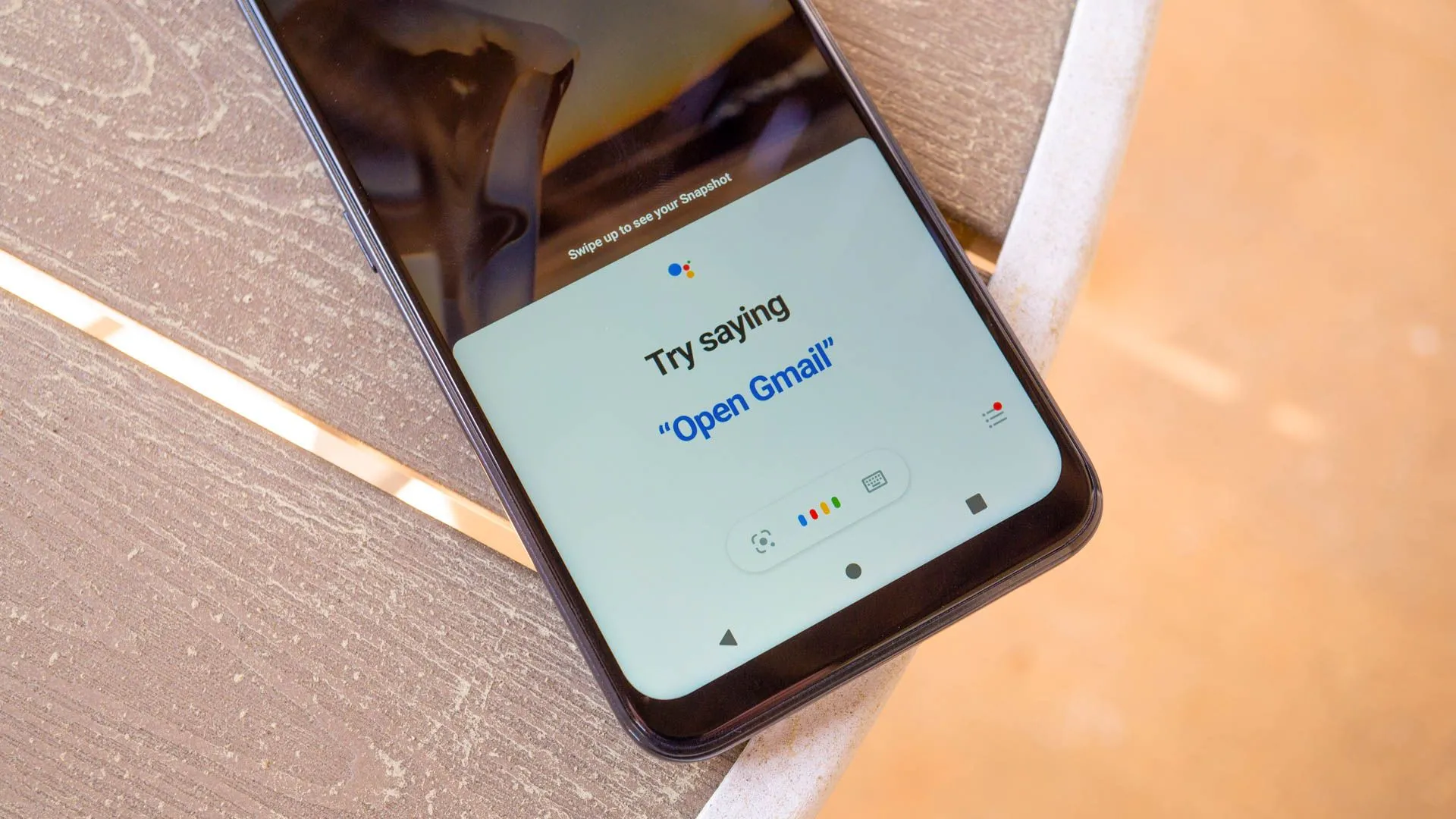 Biểu tượng Google Assistant trên màn hình điện thoại, đại diện cho trợ lý ảo thông minh của Google.