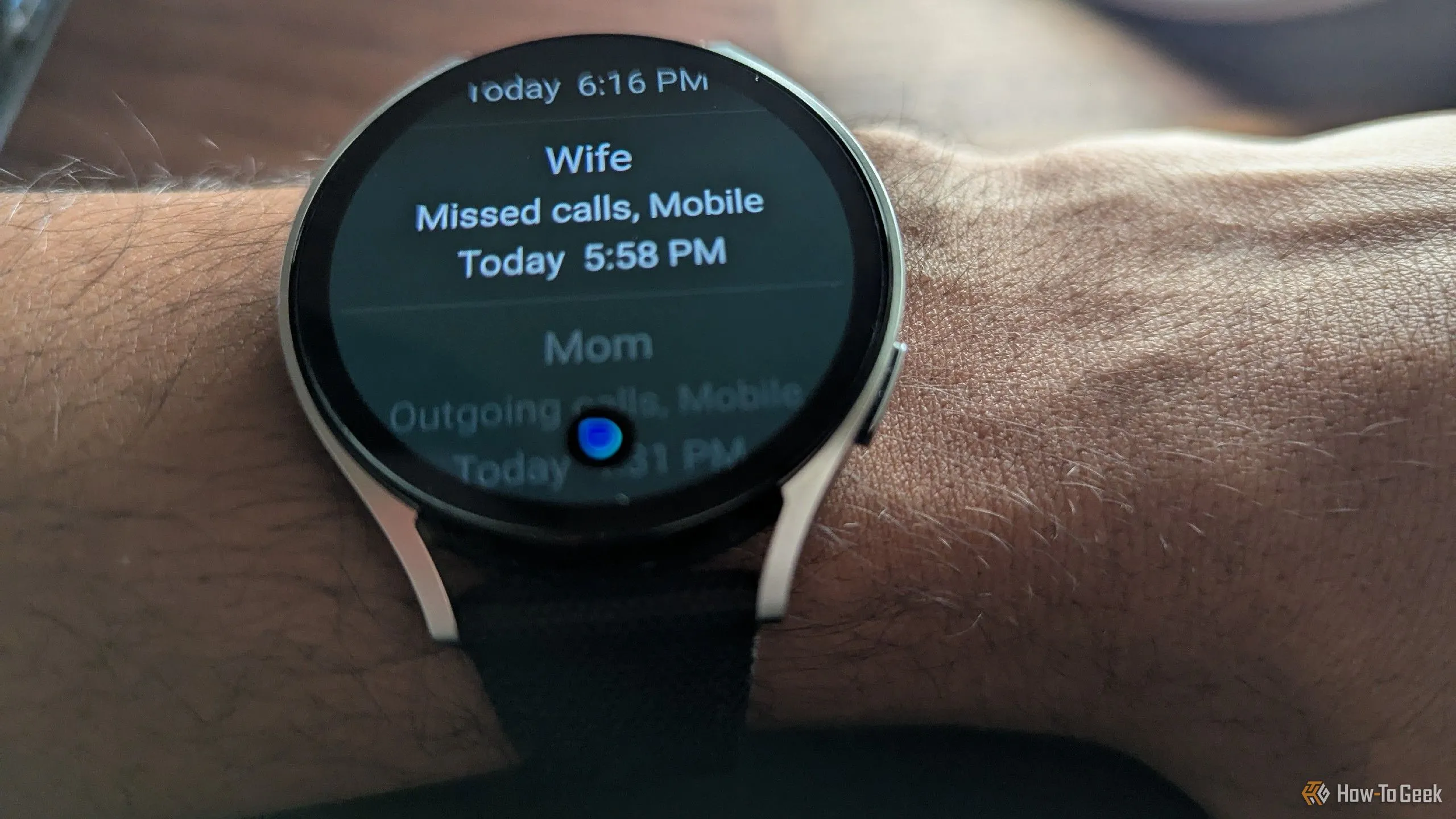 Bixby hiển thị danh sách các cuộc gọi gần đây trên màn hình đồng hồ Galaxy Watch 6