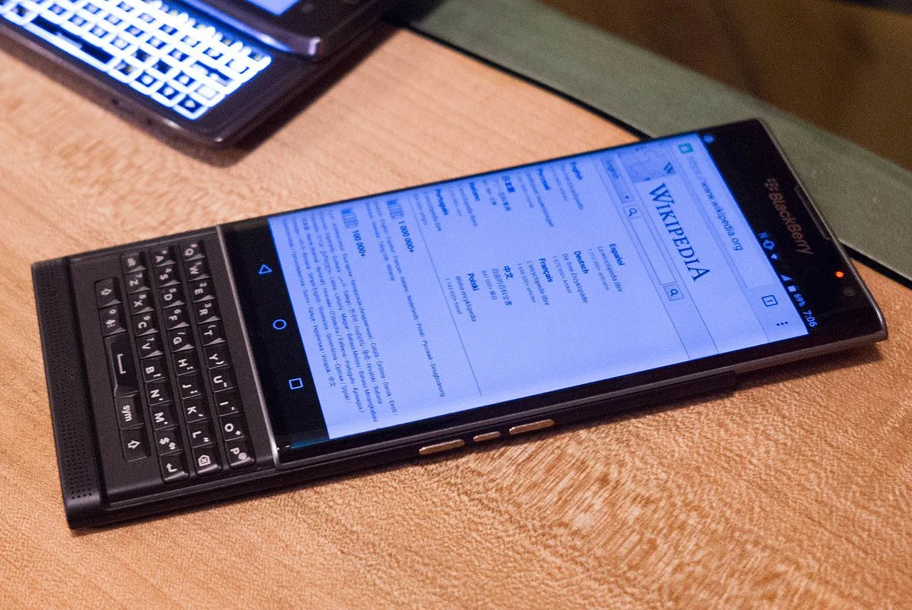 BlackBerry Priv, mẫu điện thoại bàn phím trượt của AT&amp;T, nổi bật với thiết kế độc đáo nhưng vấp phải các vấn đề về hiệu năng và giá thành cao.