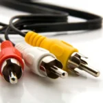 Bộ cáp Composite với các đầu cắm màu vàng, trắng, đỏ dùng cho TV CRT.