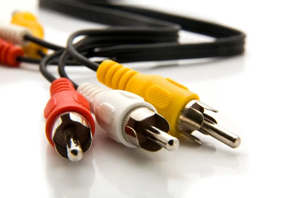 Bộ cáp Composite với các đầu cắm màu vàng, trắng, đỏ dùng cho TV CRT.