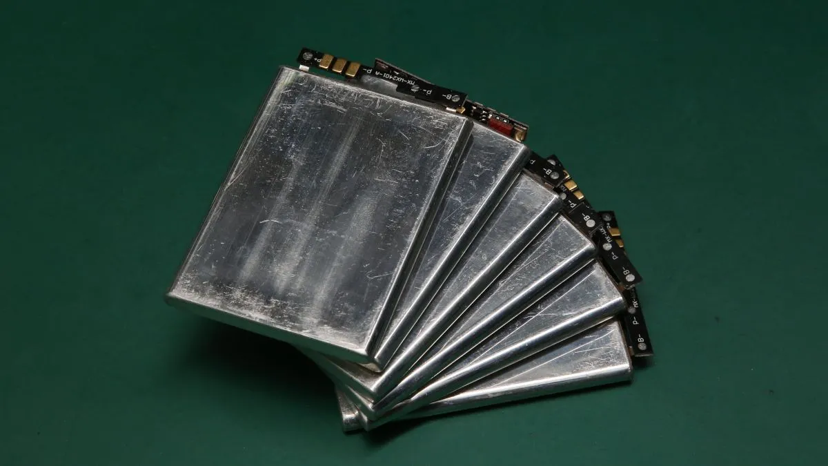 Bộ pin Lithium-ion được xếp gọn gàng, nhấn mạnh tầm quan trọng của việc xử lý pin điện tử riêng biệt.