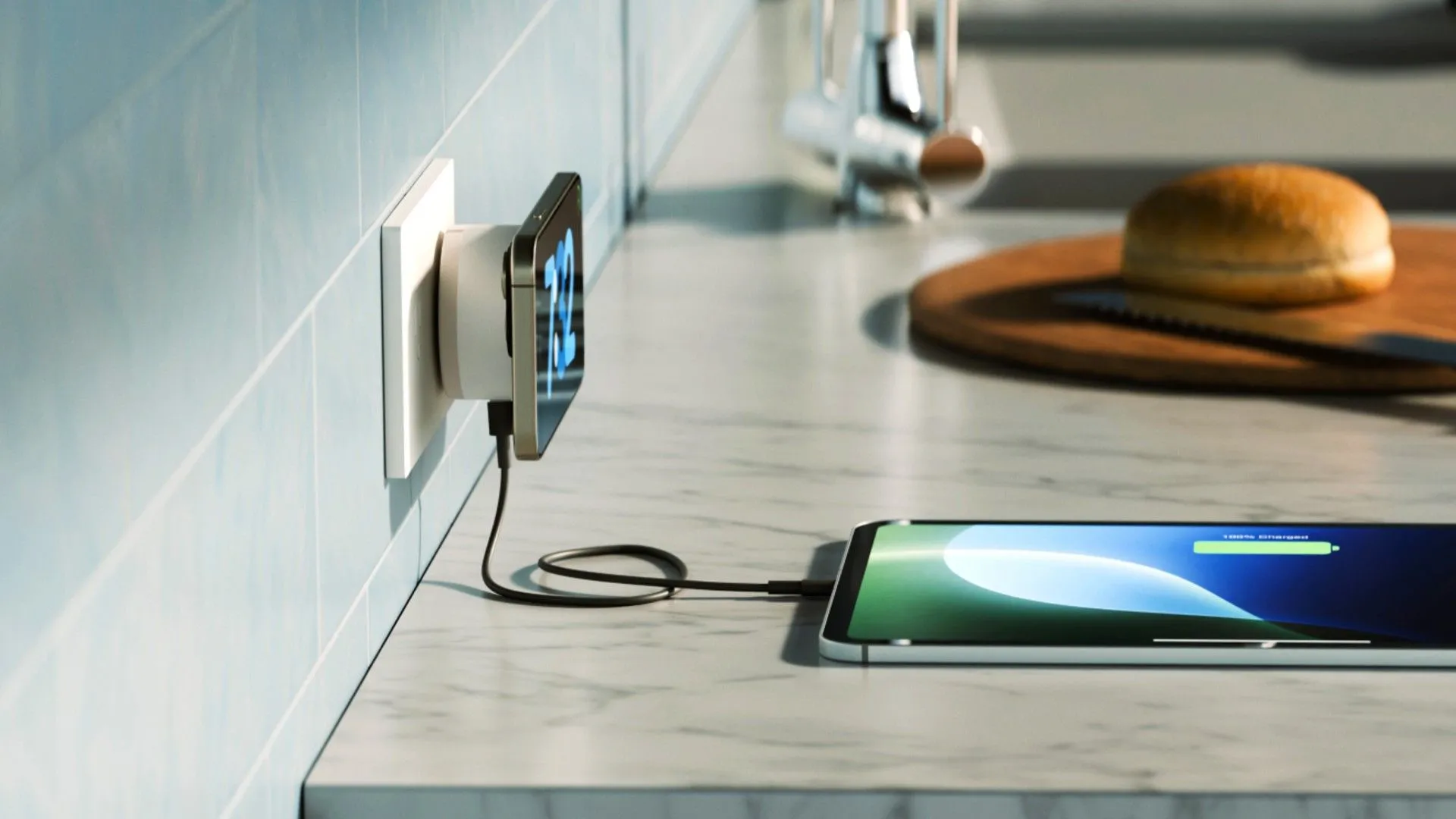 Bộ sạc TwelveSouth PowerBug MagSafe đang sạc điện thoại và iPad treo trên ổ cắm điện