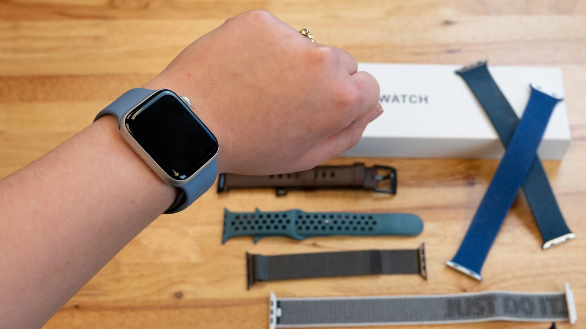 Bộ sưu tập dây đeo Apple Watch phong phú có sẵn để trải nghiệm trực tiếp tại Apple Store.