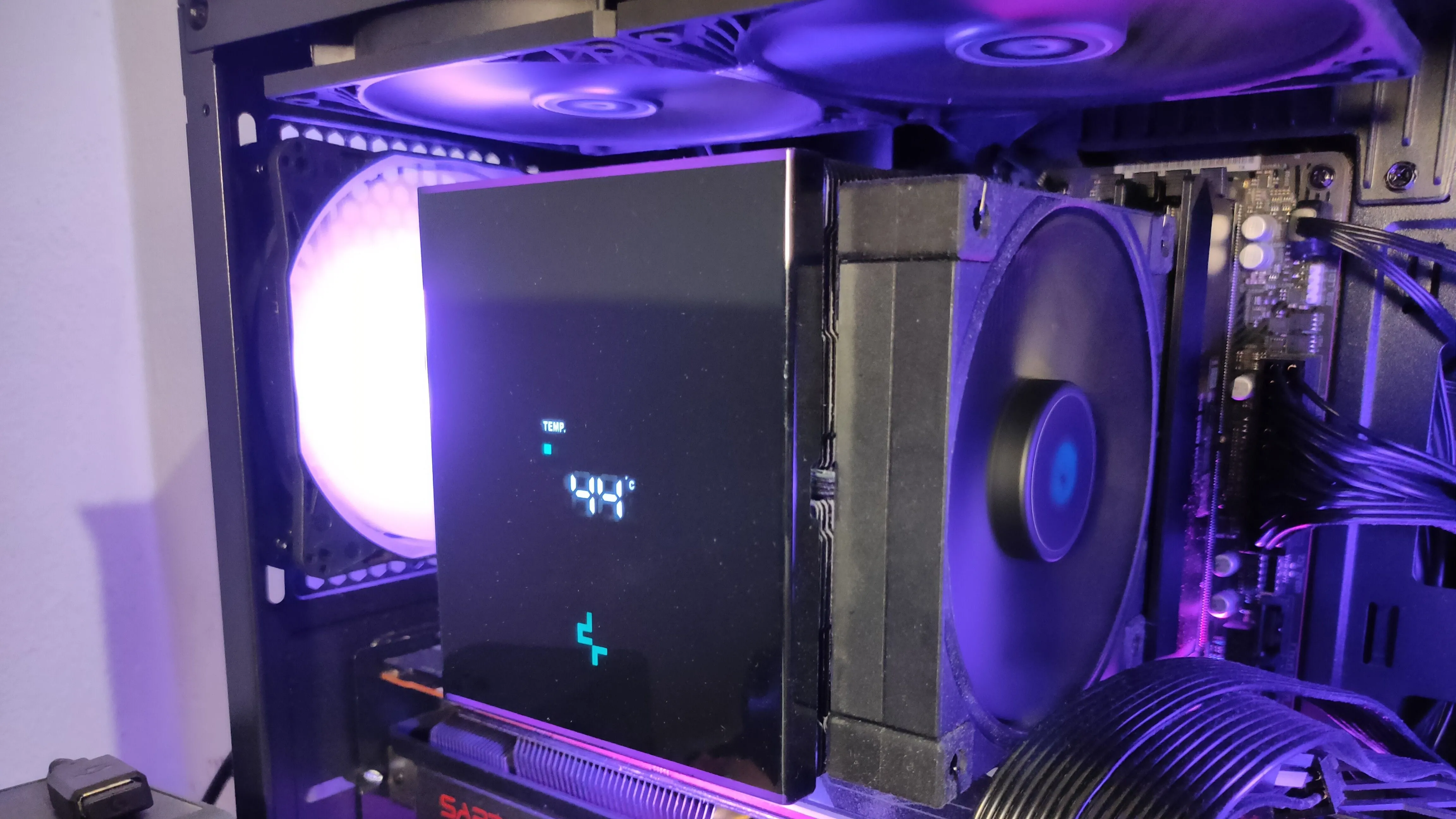 Bộ tản nhiệt CPU Deepcool AK620 Digital trong một máy tính chơi game