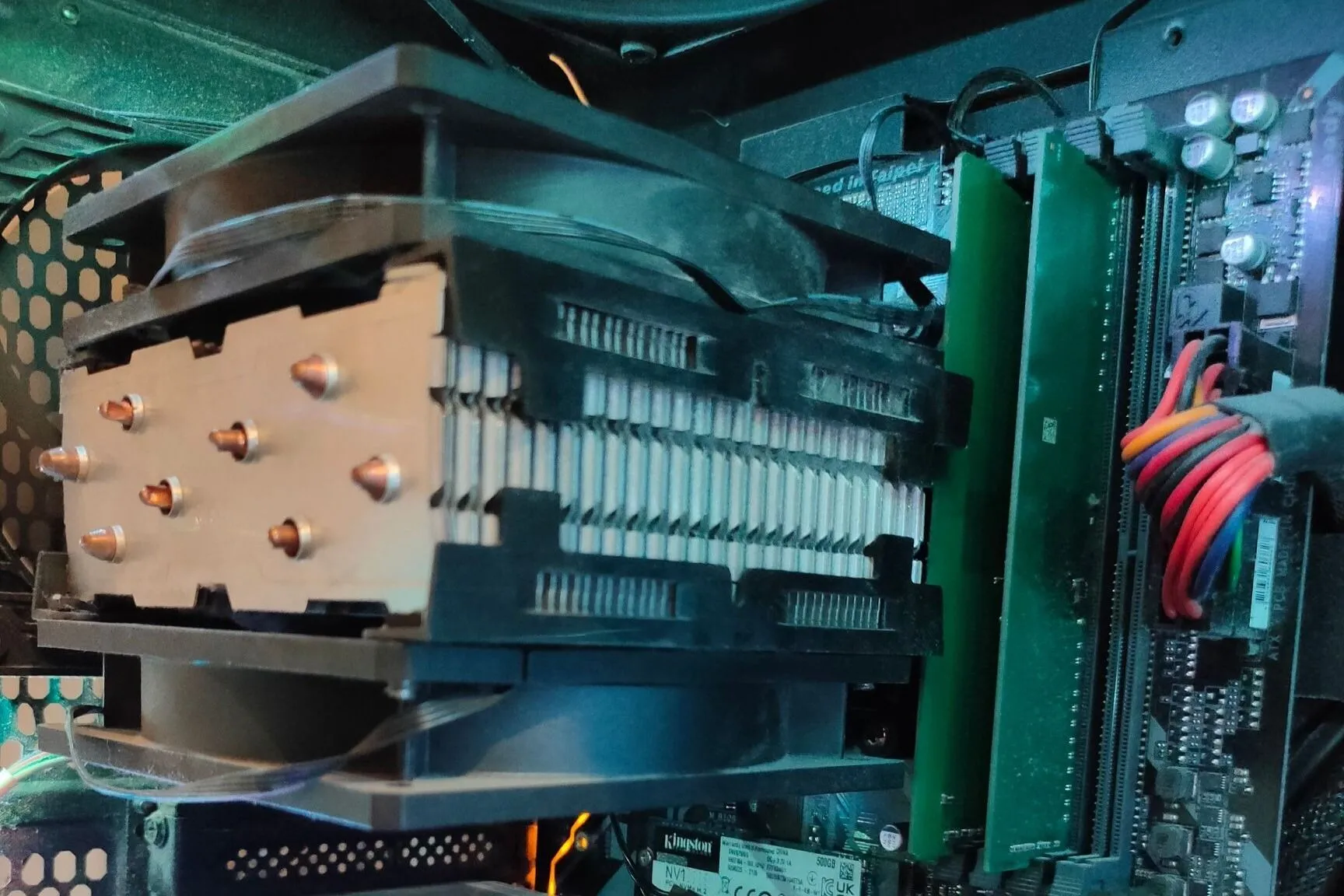 Bộ tản nhiệt khí CPU với hai quạt được lắp đặt bên trong thùng máy tính, minh chứng cho hiệu quả tản nhiệt bằng khí.