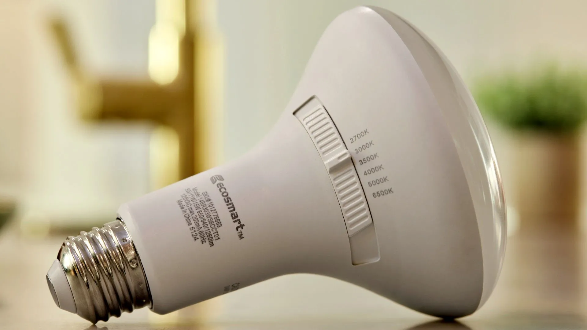 Bóng đèn thông minh EcoSmart Universal Select với các chế độ ánh sáng khác nhau, có thể điều chỉnh linh hoạt.