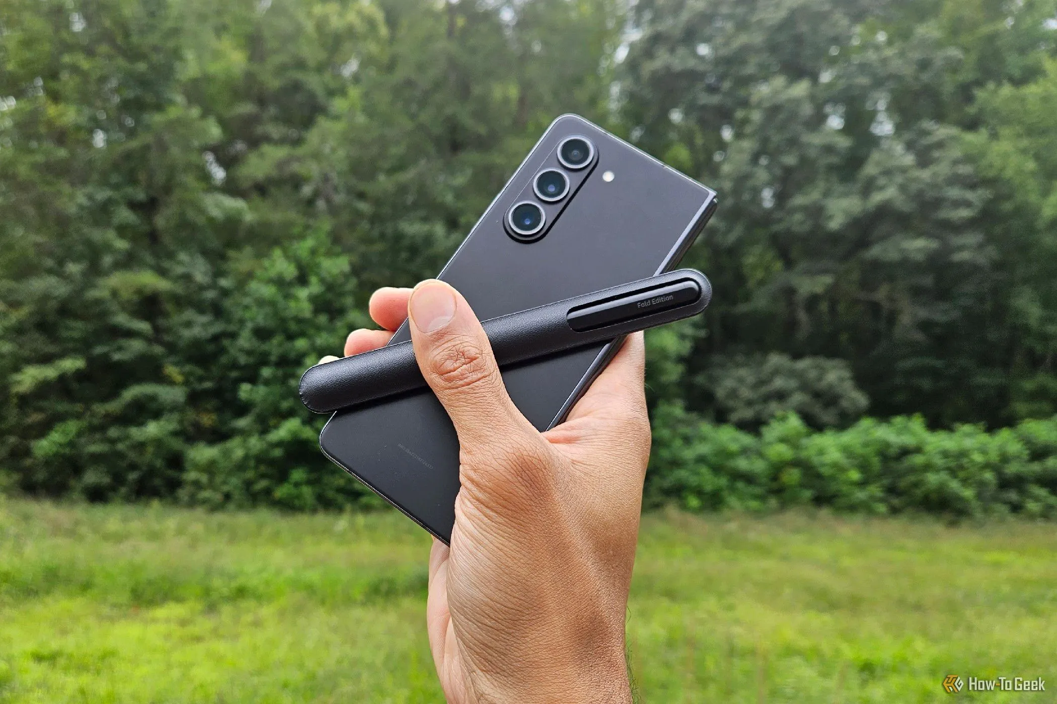 Bút S Pen Fold Edition bên cạnh điện thoại Samsung Galaxy Z Fold 5, minh họa kích thước và sự tương thích của phụ kiện này.