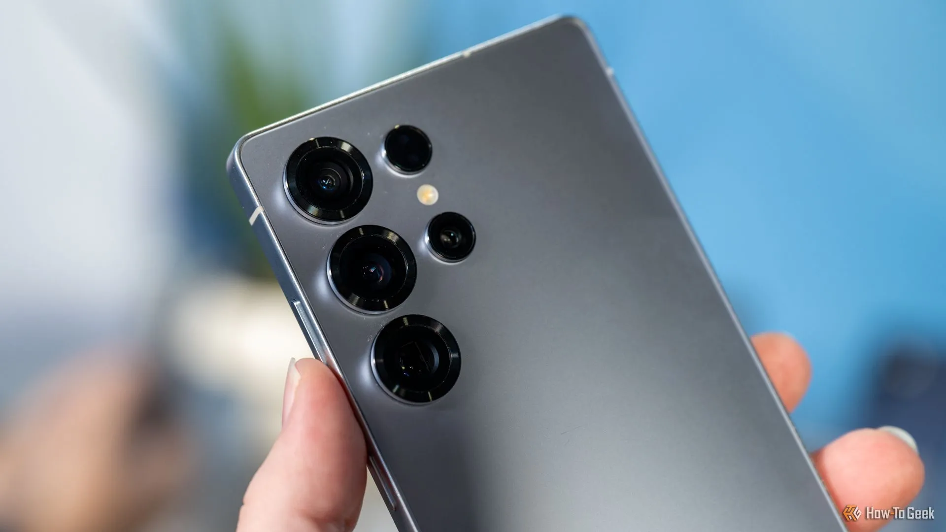 Các camera và cảm biến ở mặt lưng Samsung Galaxy S25 Ultra, thể hiện sự đa dạng về ống kính.
