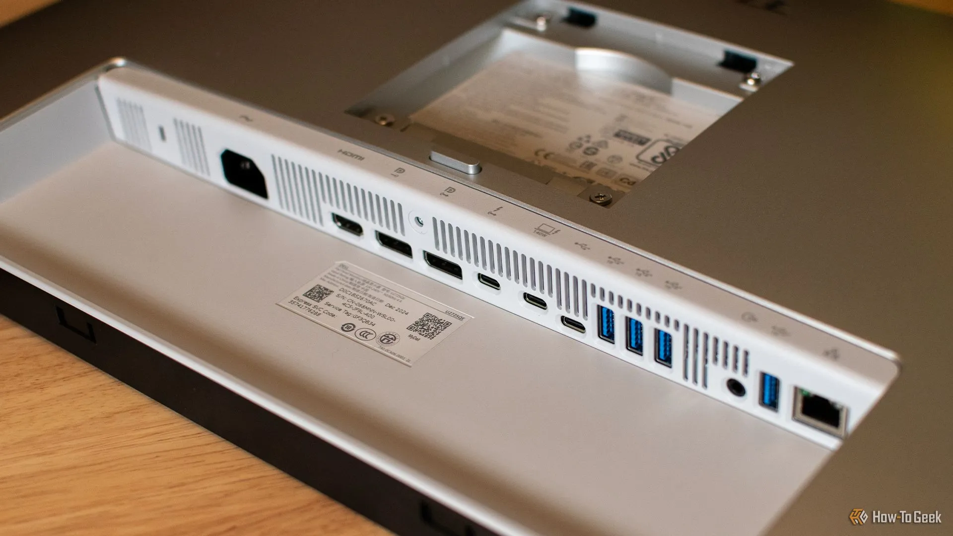 Các cổng kết nối đa dạng, bao gồm Thunderbolt 4, trên màn hình Dell U2725QE