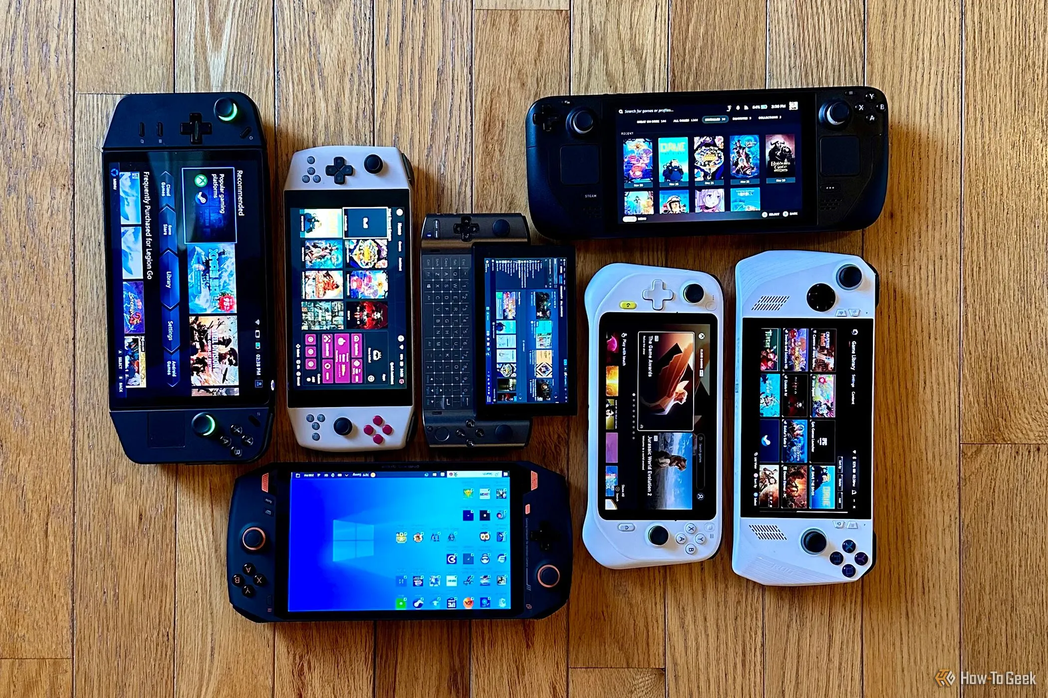 Các mẫu máy chơi game cầm tay Lenovo Legion Go, AYANEO 2021 Pro, Valve Steam Deck, GPD Win3, Logitech G Cloud, Asus ROG Ally, OneXPlayer 1 trên sàn nhà.