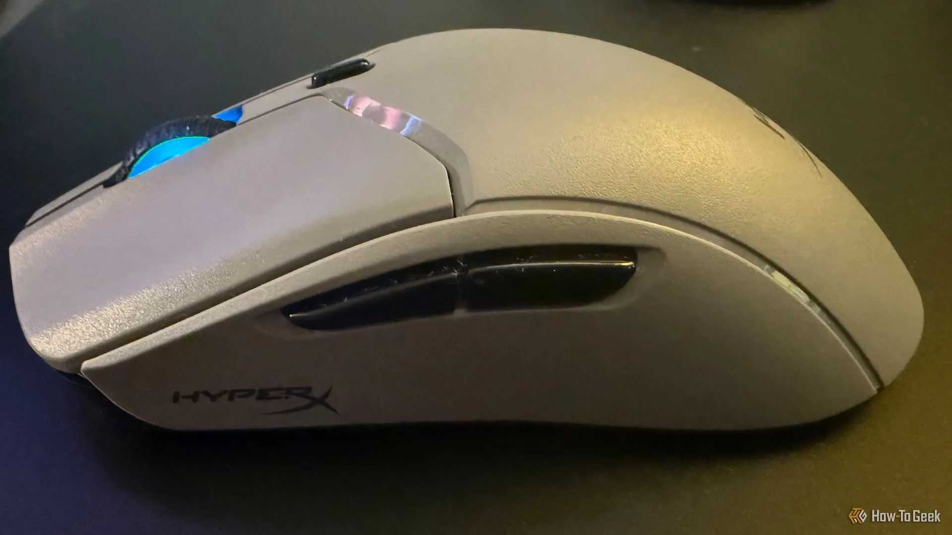 Các nút bên hông và con lăn của chuột HyperX Pulsefire Haste 2 Pro.