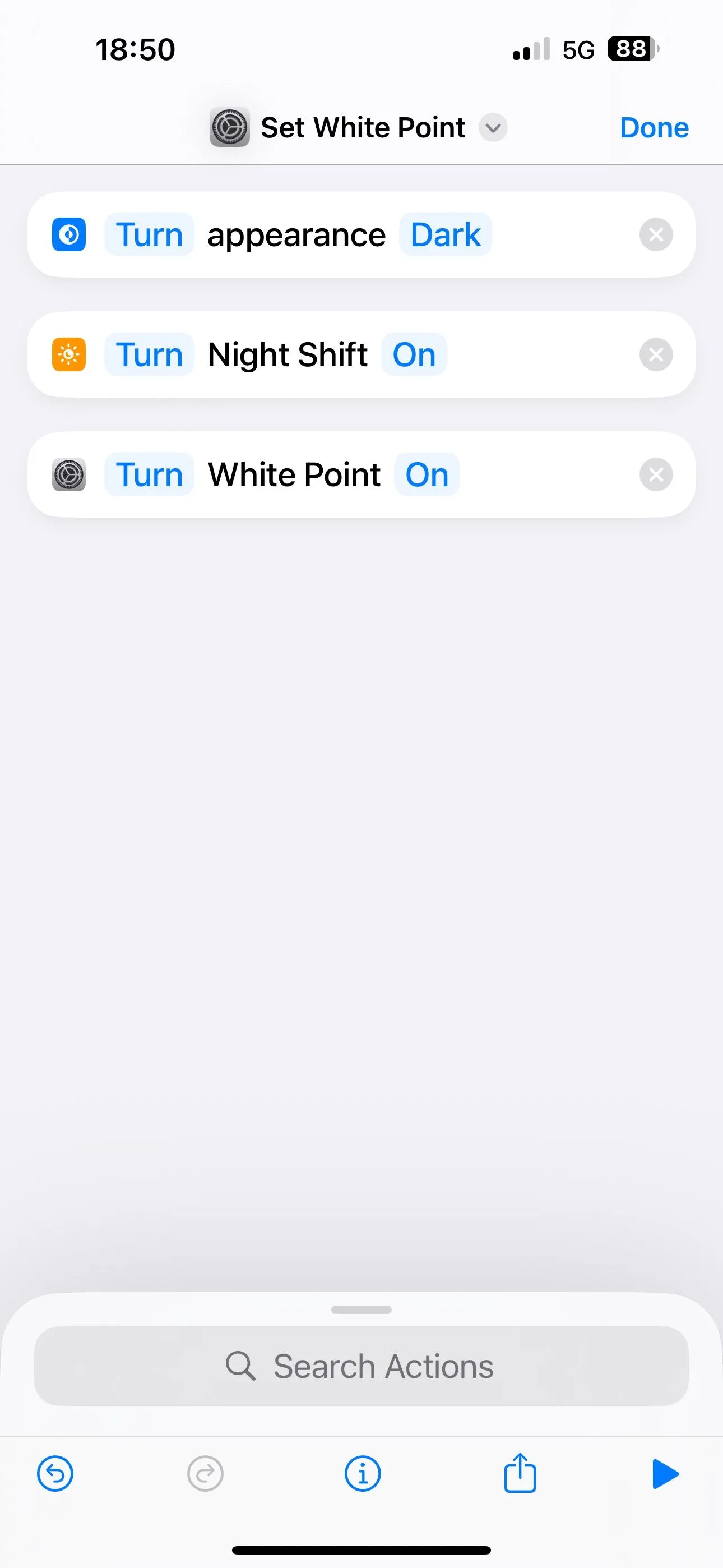 Các tác vụ bật (Turn On) chế độ ban đêm được cấu hình trong một phím tắt của iPhone.