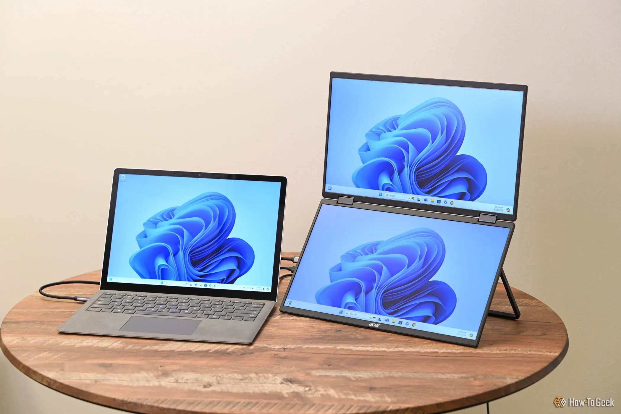 Các trang web đang mở trên màn hình di động Acer PD163Q.