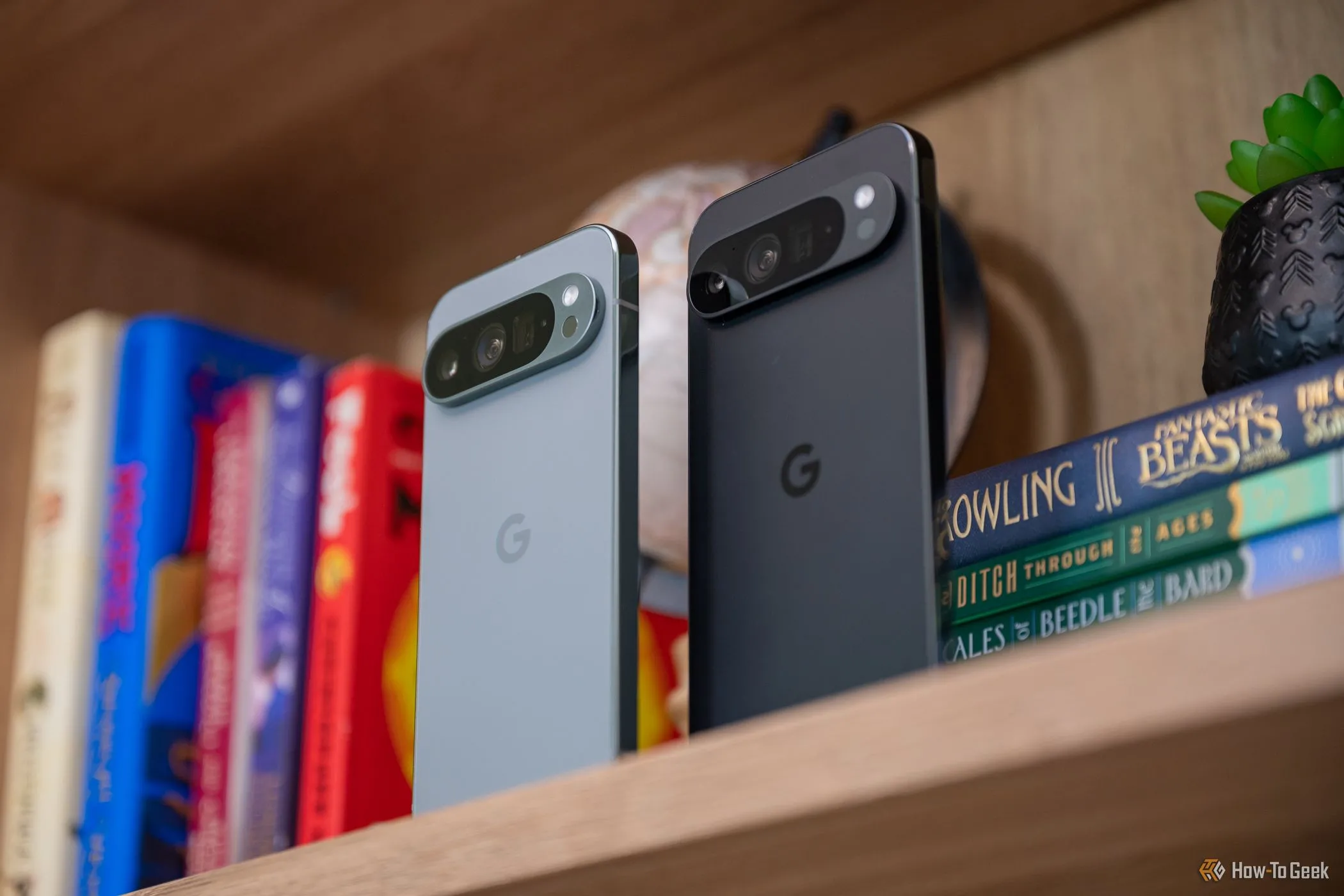 Camera của Google Pixel 9 Pro và 9 Pro XL trên kệ, gợi ý về khả năng nhiếp ảnh ấn tượng của hai mẫu flagship này.