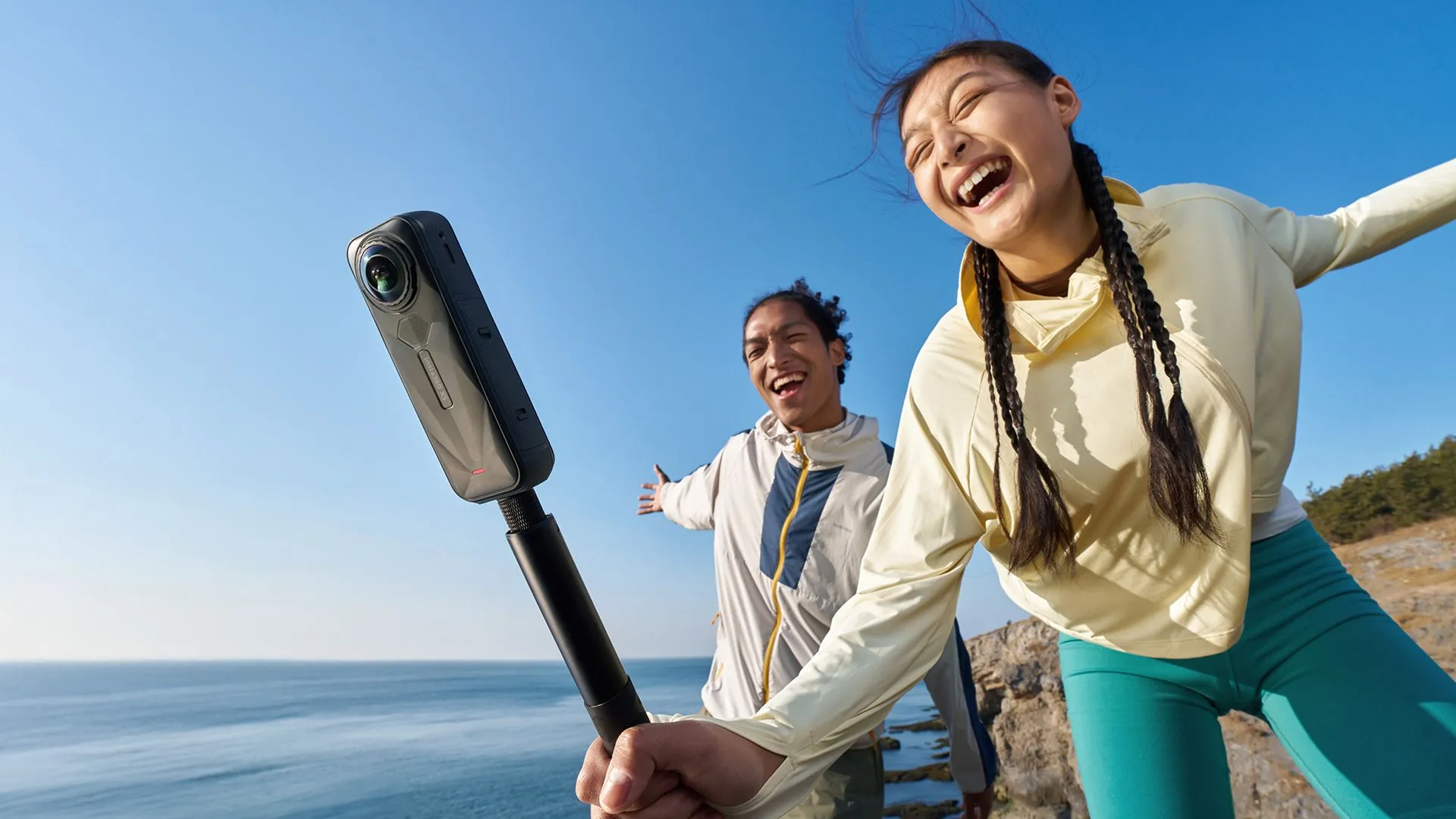 Camera hành động Insta360 X5 màu đen nằm trên mặt đá