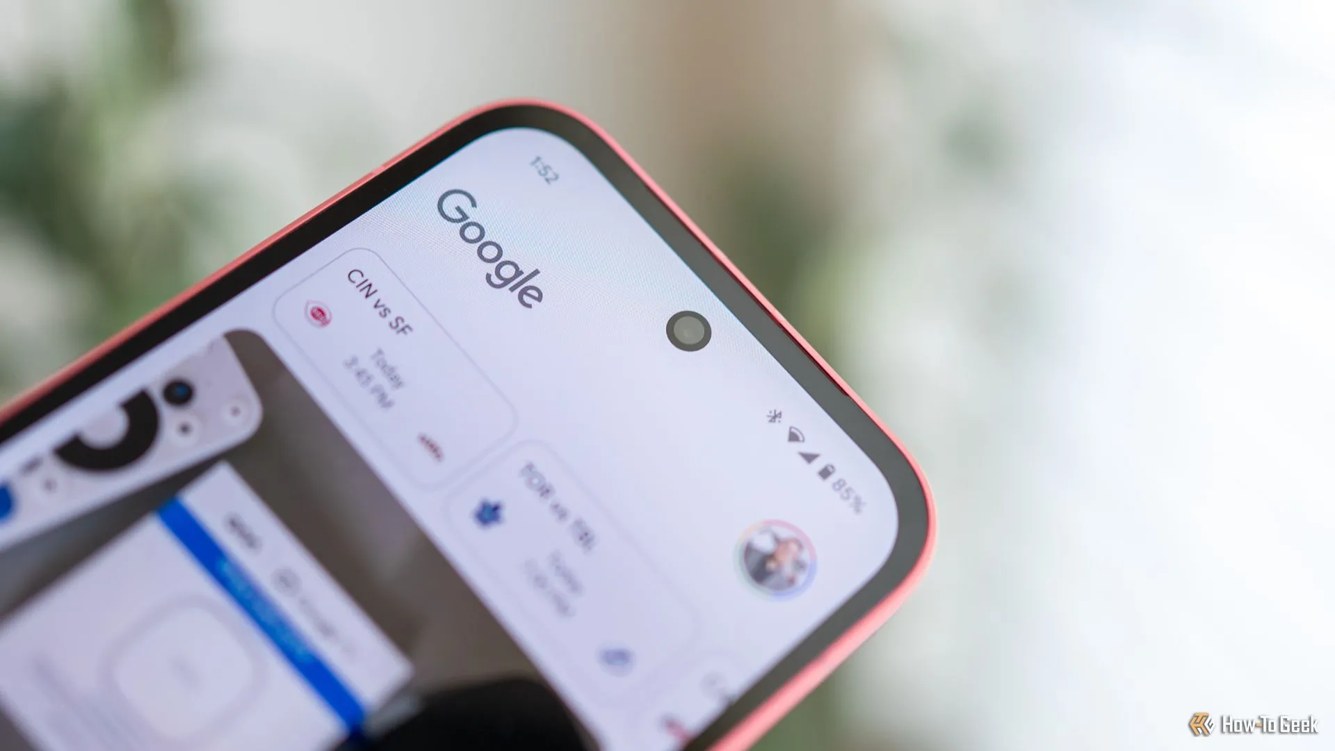 Camera trước kiểu đục lỗ trên điện thoại Google Pixel 9a, thể hiện sự khác biệt so với công nghệ camera dưới màn hình.