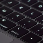 Cận cảnh bàn phím MacBook Pro màu xám với công nghệ cánh bướm lỗi.