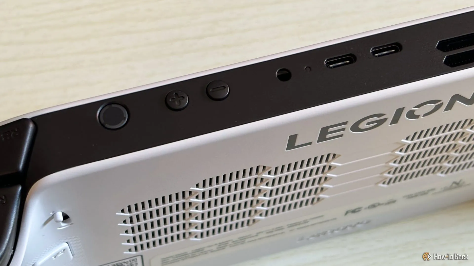 Cận cảnh các cổng kết nối và nút điều khiển trên máy chơi game Lenovo Legion Go S, bao gồm cổng USB-C và jack 3.5mm.