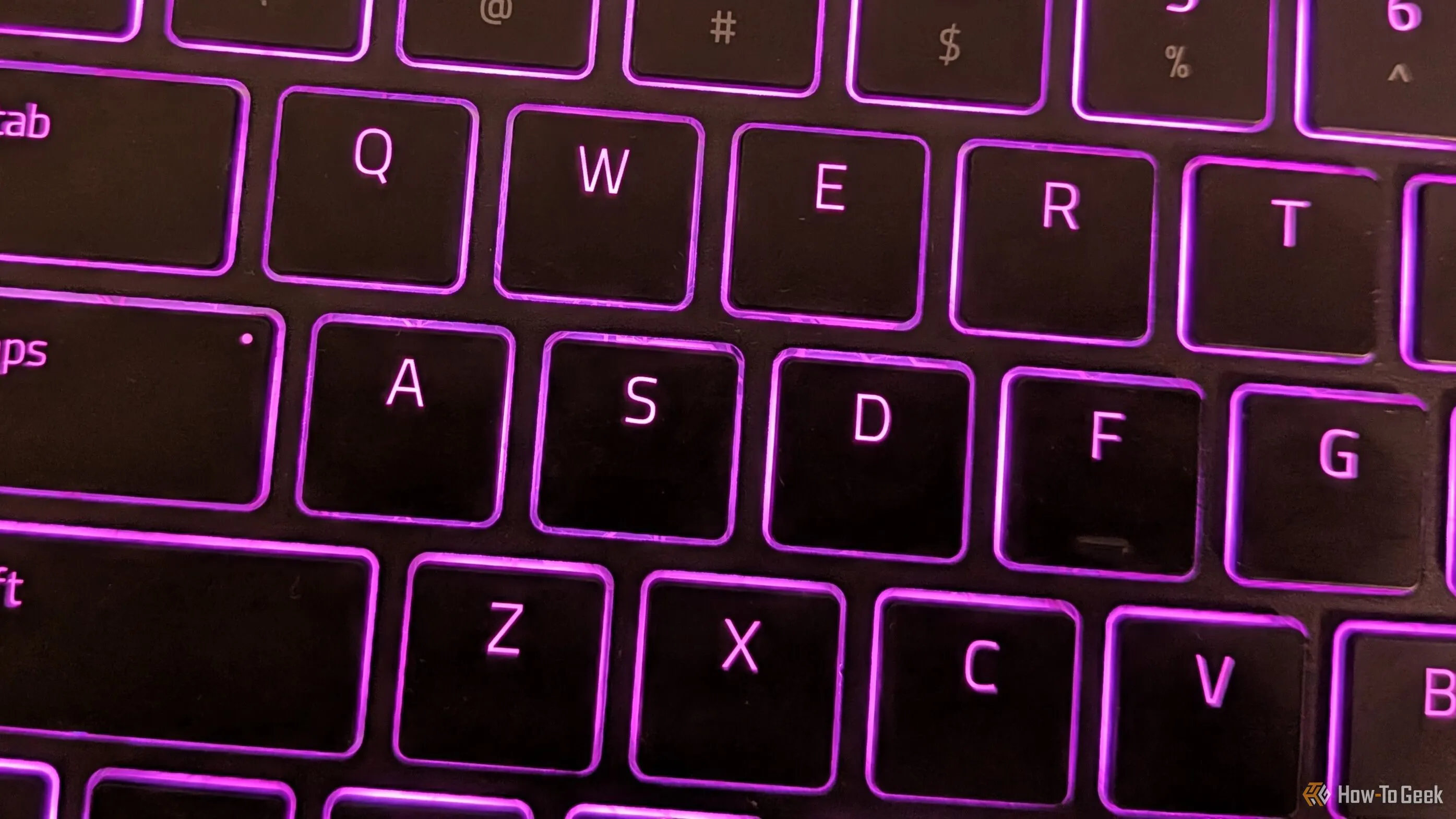 Cận cảnh các phím ASDF của Razer Joro với đèn nền Chroma RGB đang sáng