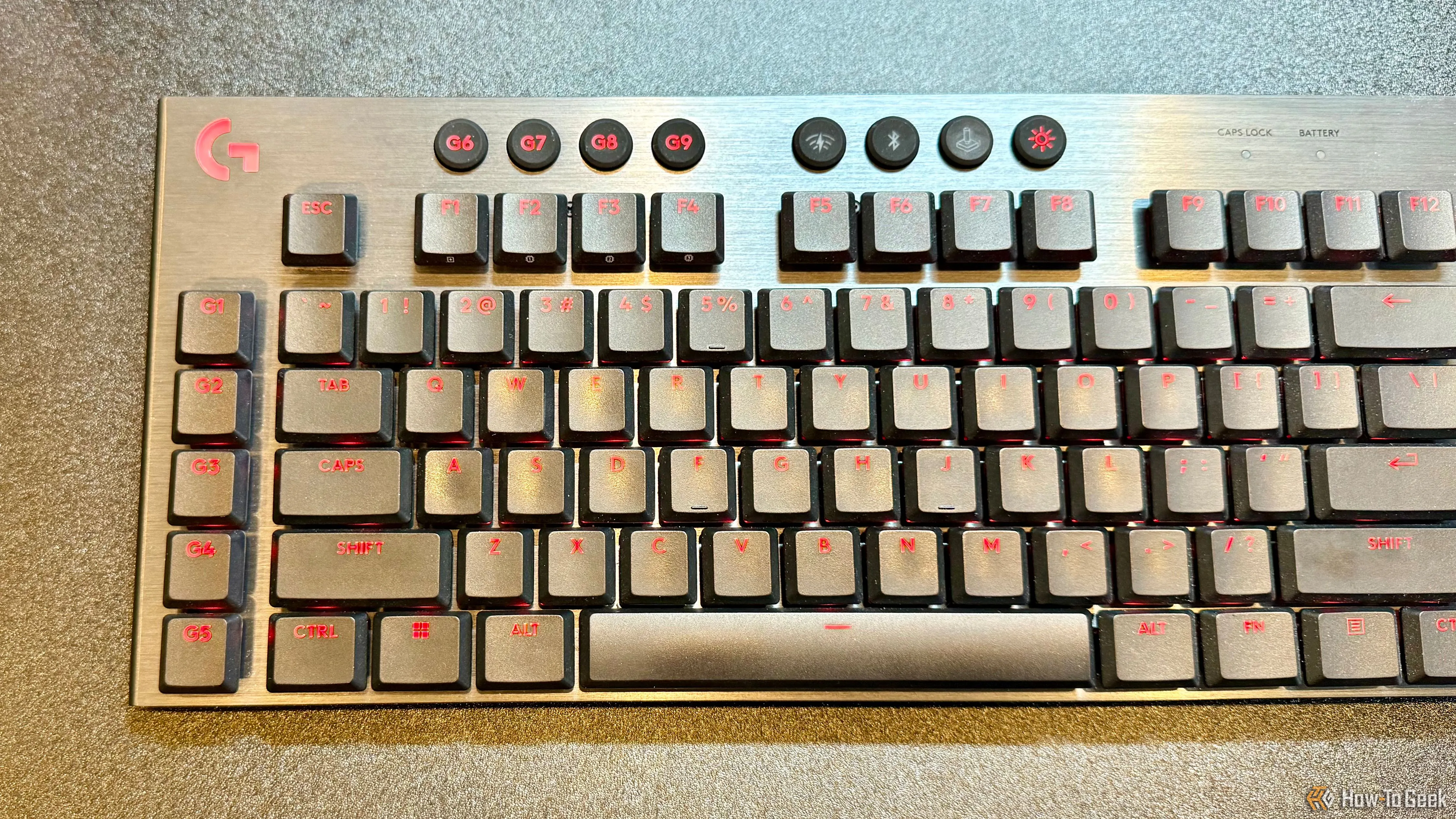 Cận cảnh cạnh trái của bàn phím cơ Logitech G915 X Lightspeed với các phím G macro