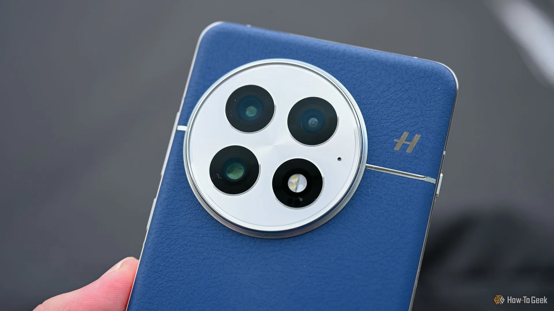 Cận cảnh cụm camera phía sau của điện thoại OnePlus 13, một trong những thiết bị đầu tiên nhận bản xem trước Android 16.