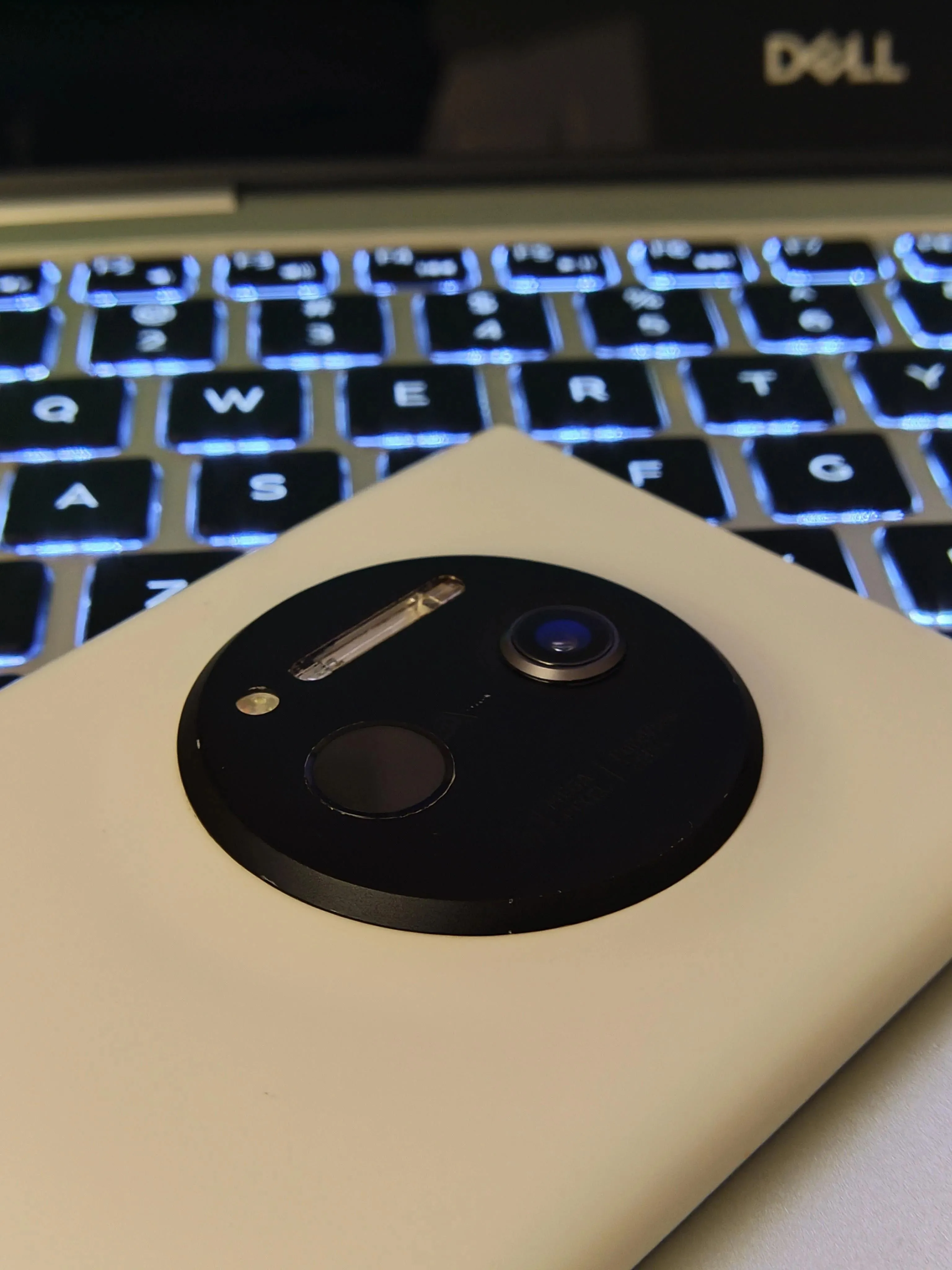 Cận cảnh mặt lưng Nokia Lumia 1020 tích hợp iPhone SE 2022