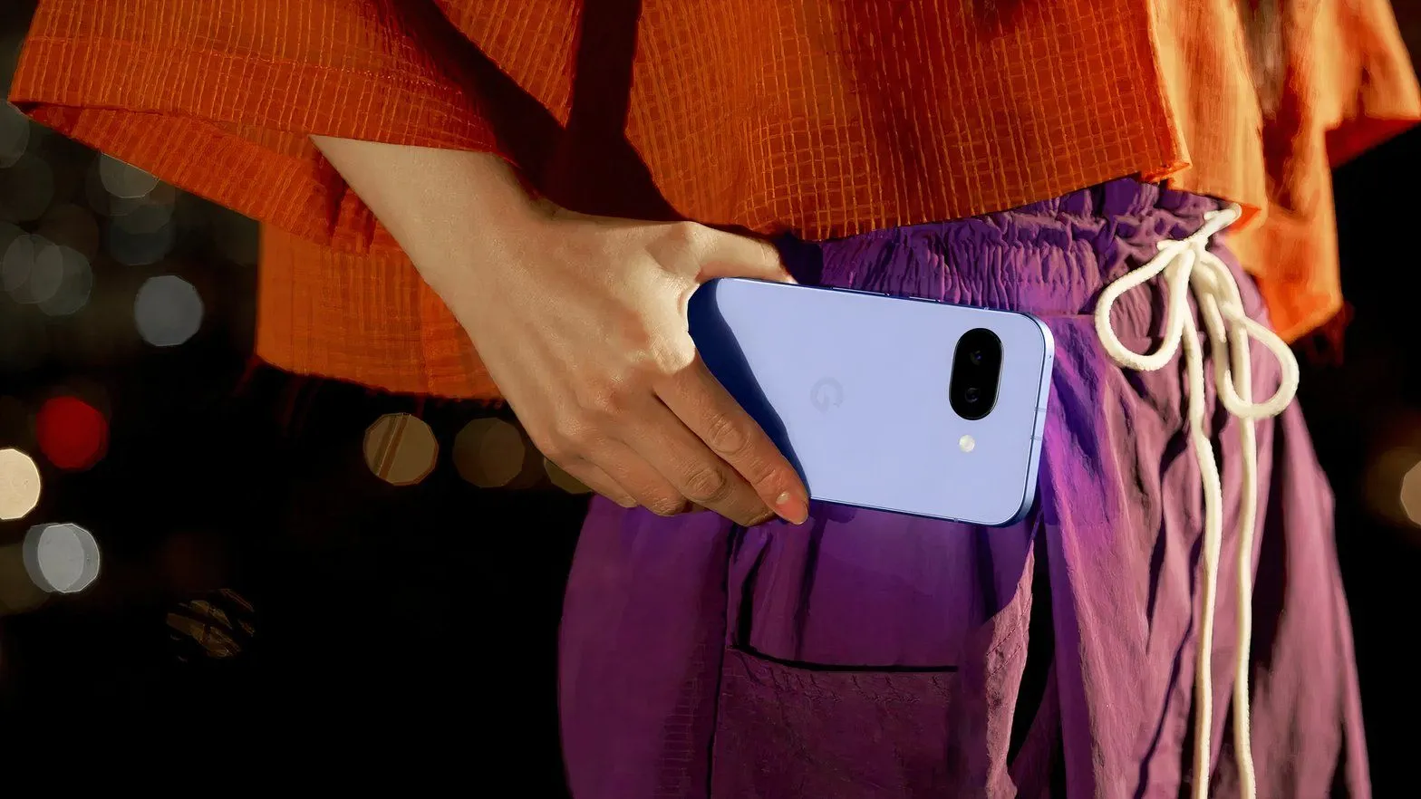 Cận cảnh một người phụ nữ đang sử dụng điện thoại Google Pixel 9a