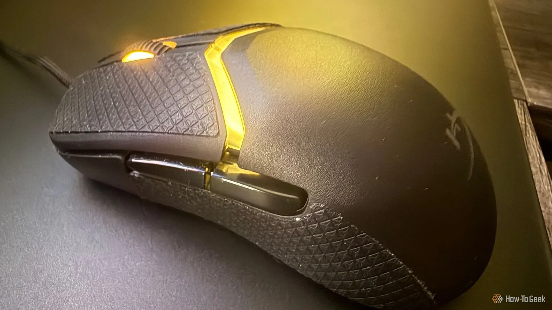 Cận cảnh nút bấm, con lăn và băng dán chống trượt trên chuột HyperX Pulsefire Saga