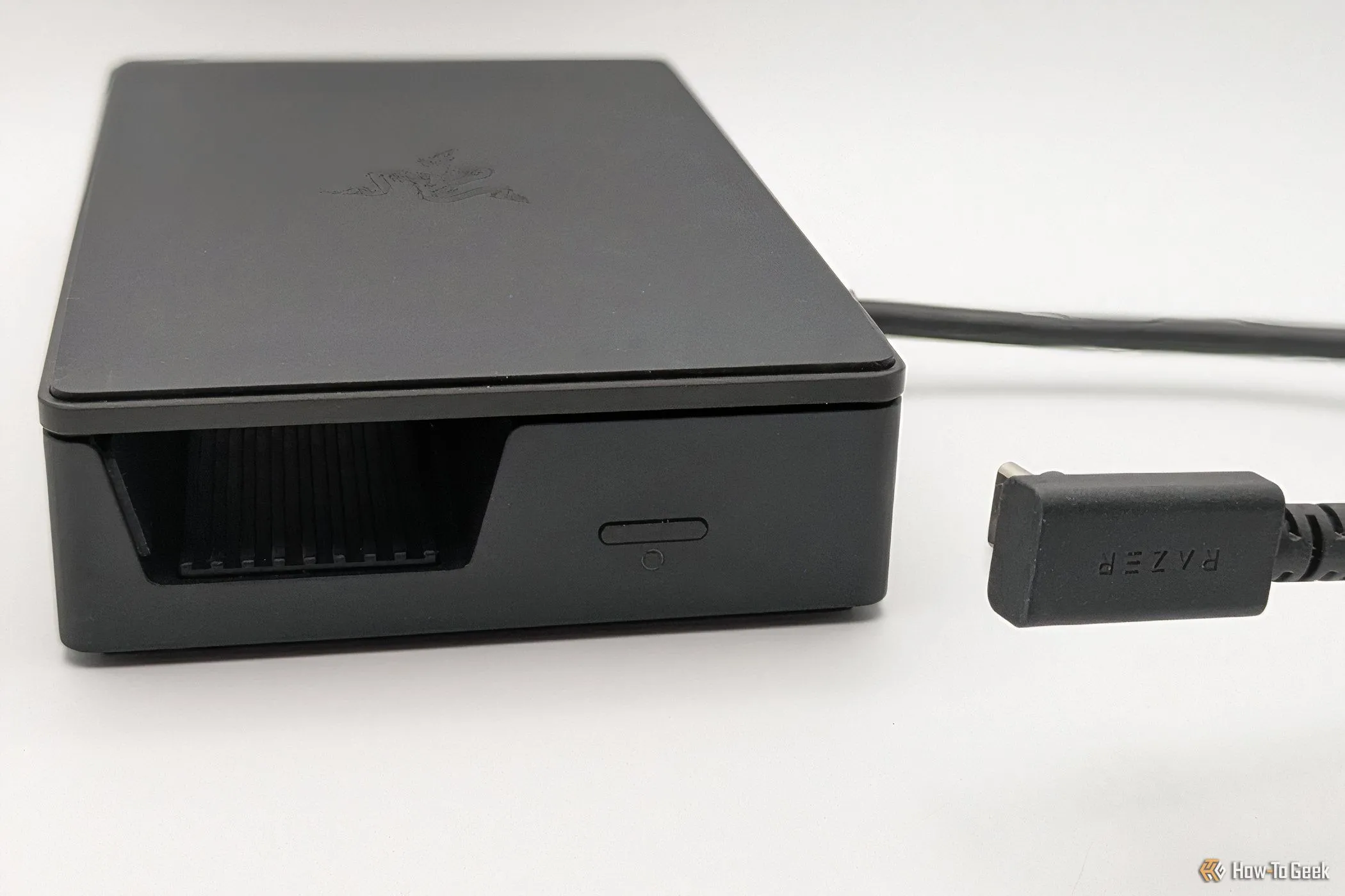 Cận cảnh nút điều chỉnh hiệu ứng RGB ở cạnh bên của Razer Handheld Dock Chroma