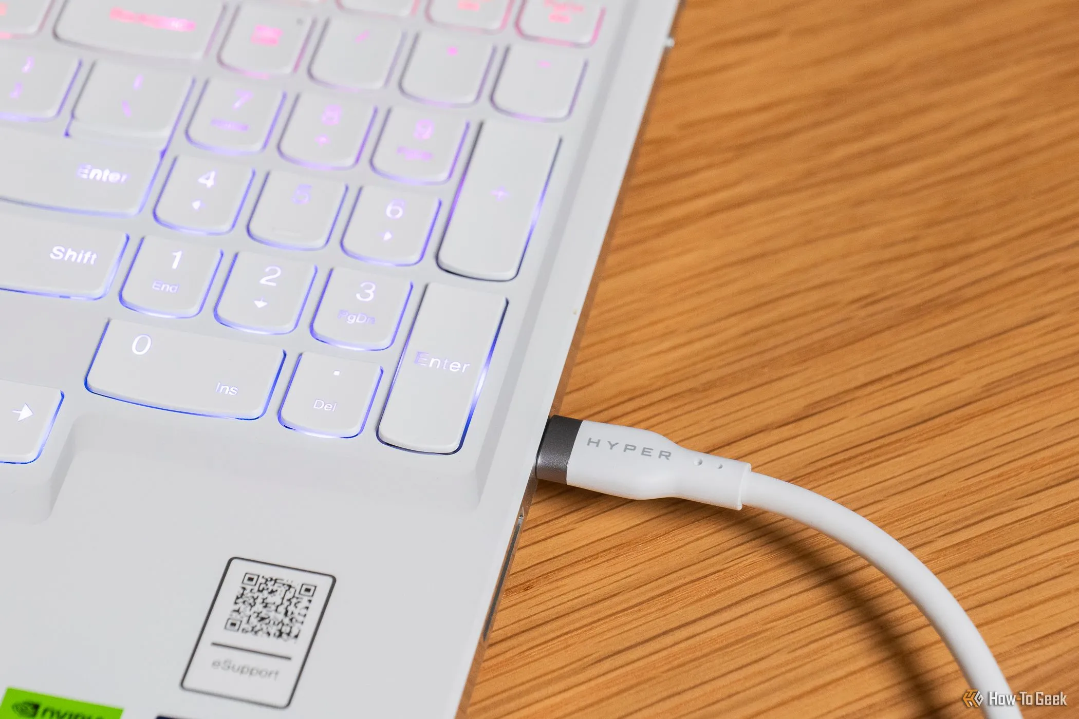 Cáp USB-C HyperJuice 240W được cắm vào laptop