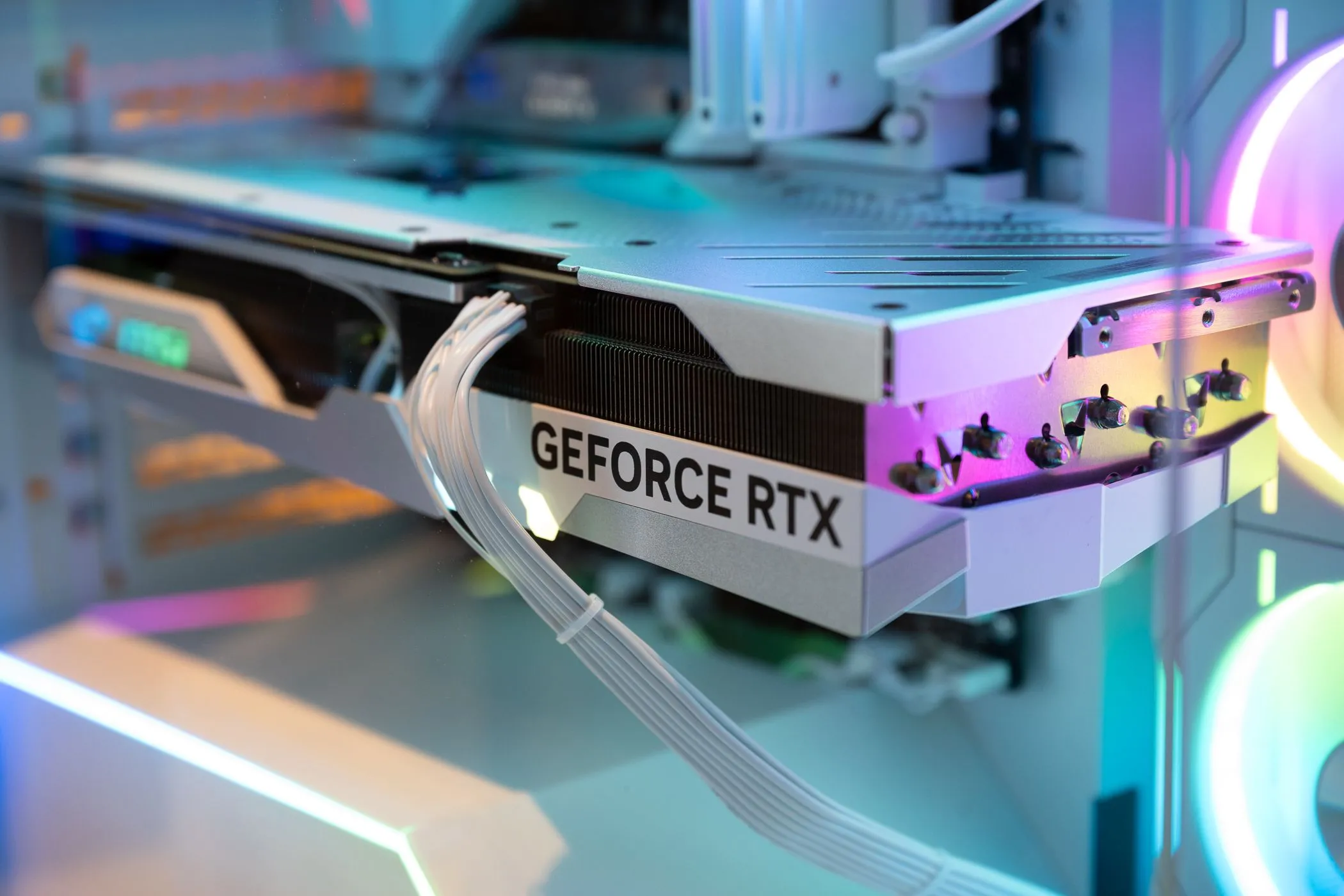 Card đồ họa NVIDIA GeForce RTX được lắp đặt bên trong một thùng máy PC gaming, minh họa tầm quan trọng của GPU.