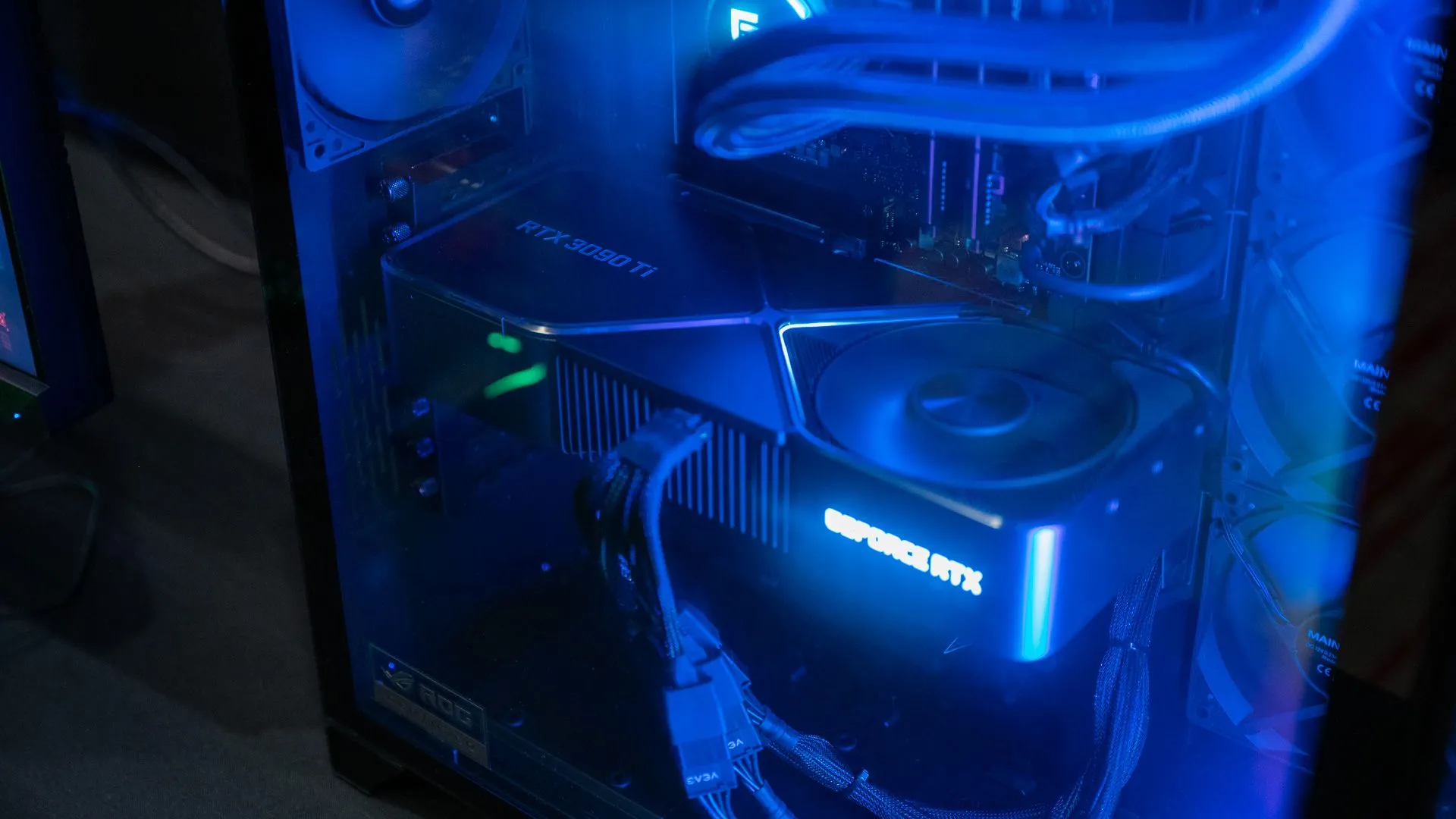 Card đồ họa Nvidia RTX 3090 Ti bên trong máy tính chơi game