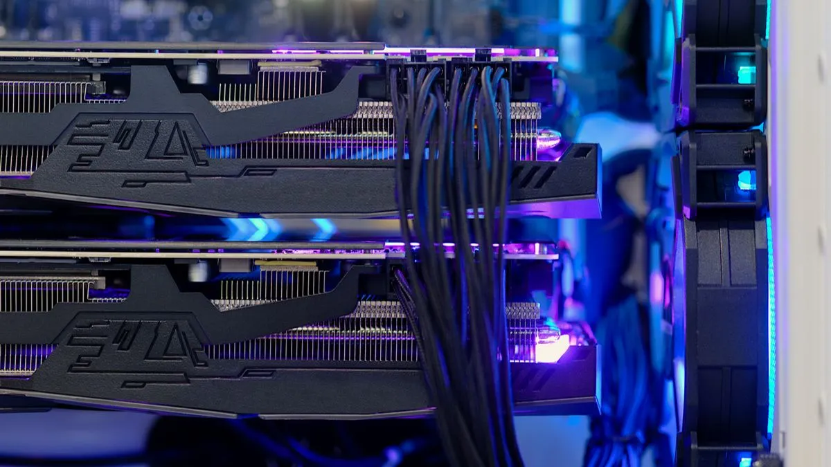 Cấu hình máy tính với hai card đồ họa GPU, một giải pháp tiềm năng để xử lý PhysX 32-bit.