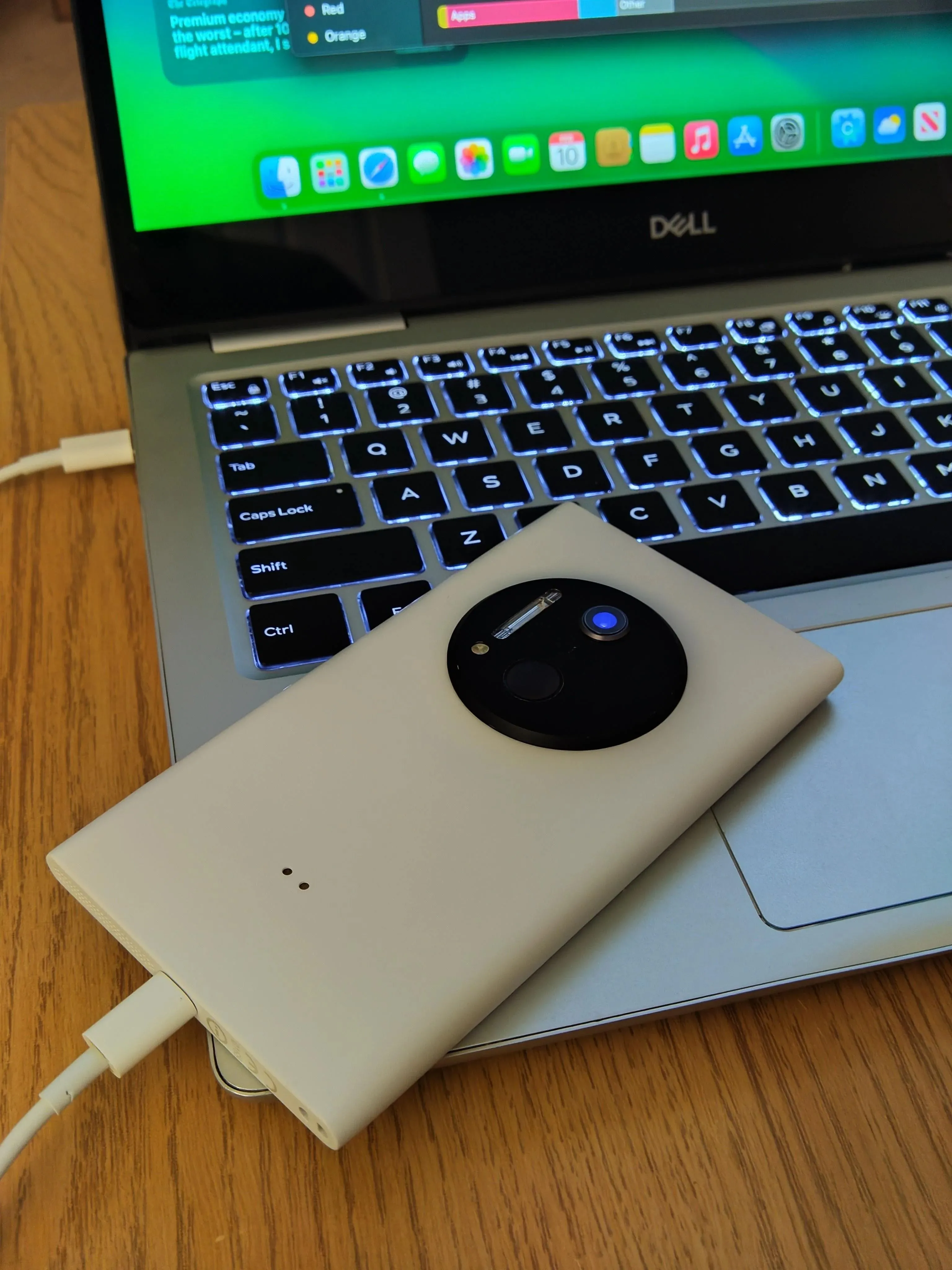 Chi tiết cảm biến vân tay tích hợp và cổng Lightning được tùy chỉnh trên LumiPhone